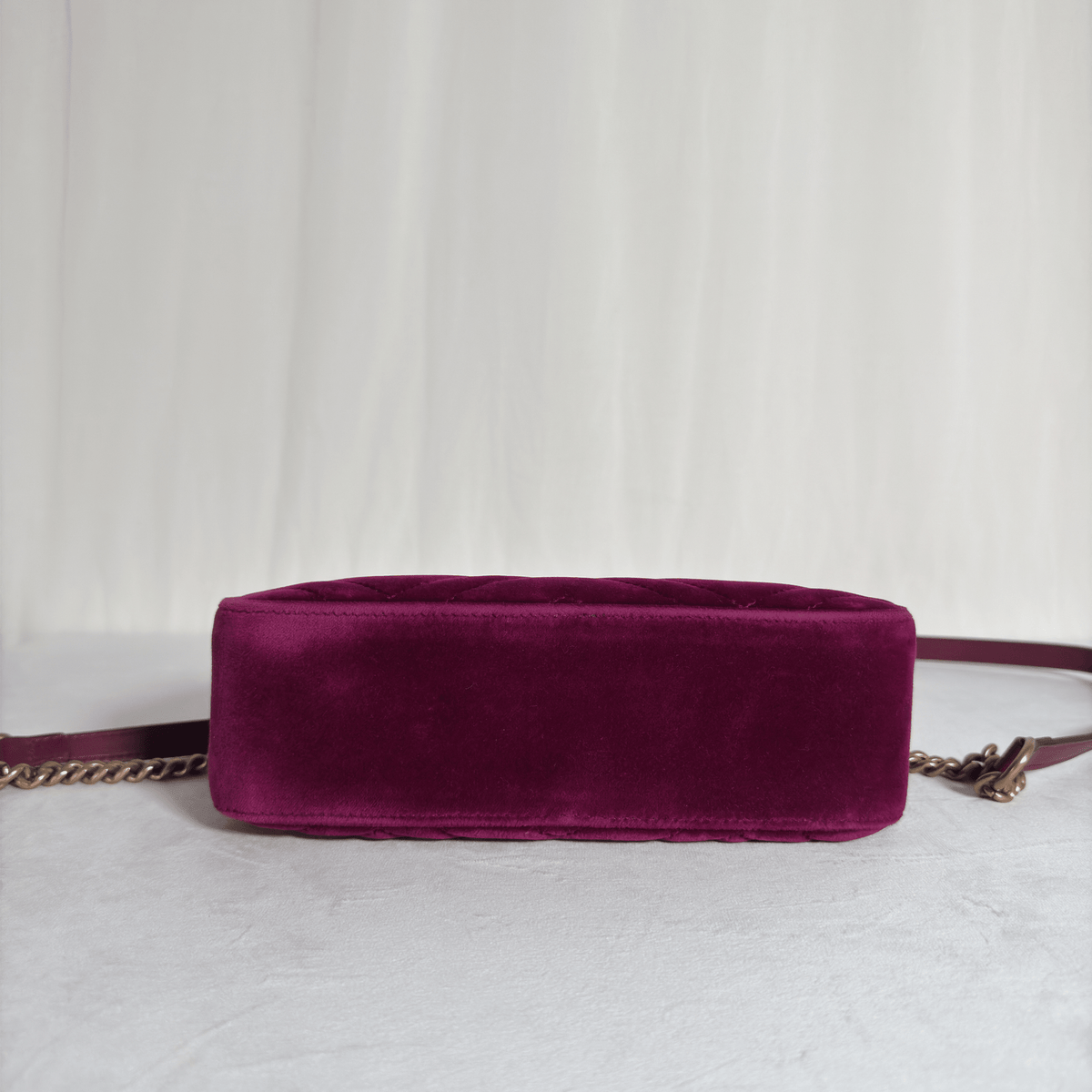 GUCCI - GG MARMONT CAMERA SMALL - VELOURS MATELASSÉ FUCHSIA - La Belle Boutique