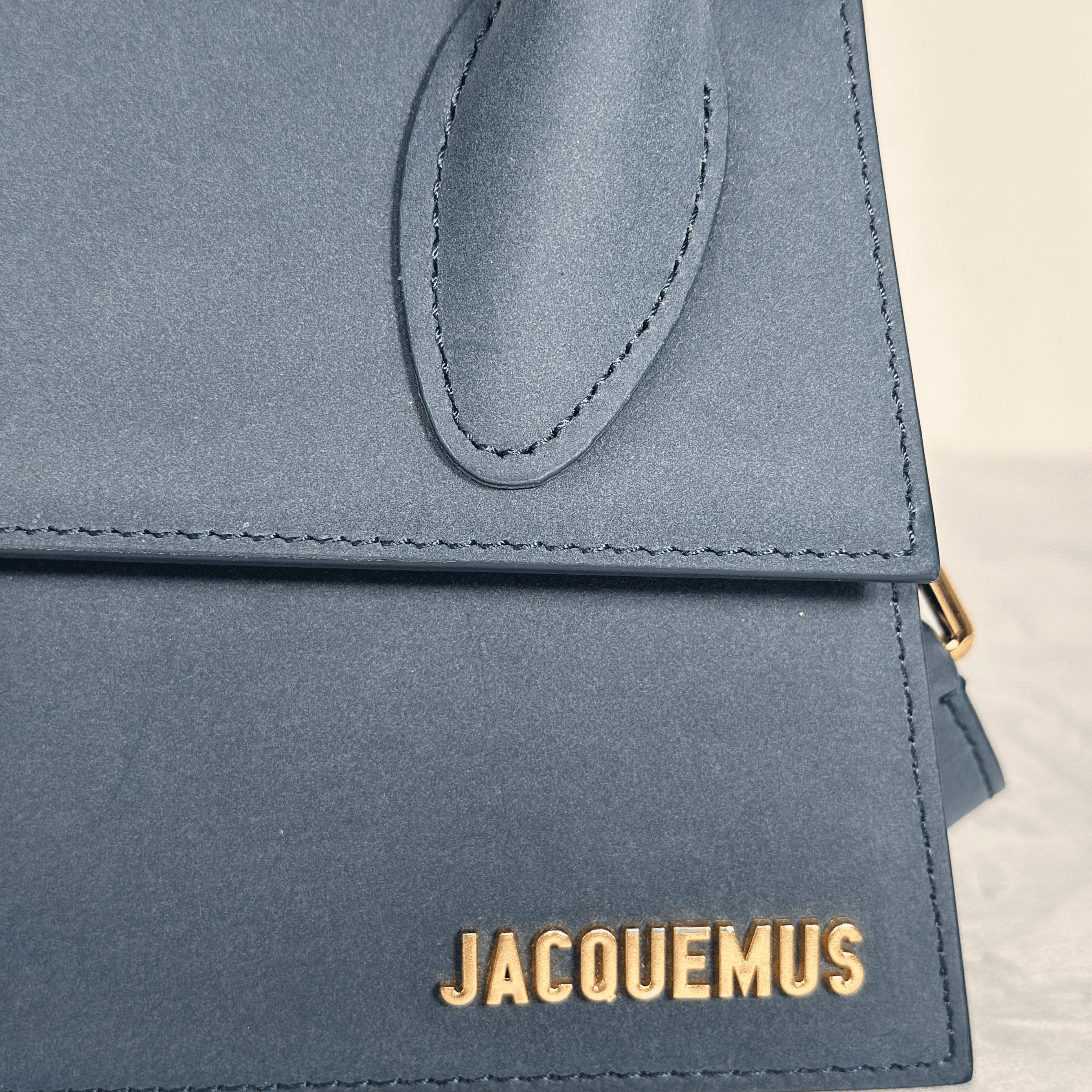 SAC JACQUEMUS LE CHIQUITO MOYEN EN CUIR LISSE BLEU MARINE - La Belle Boutique
