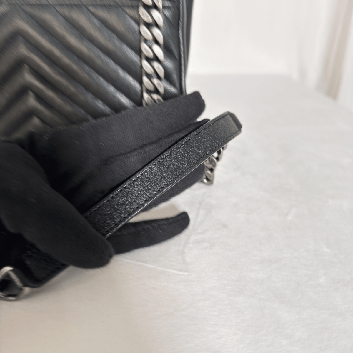 SAINT LAURENT - SAC COLLEGE MEDIUM - CUIR MATELASSE NOIR EFFET VIEILLI - QUINCAILLERIE ARGENT VIEILLI