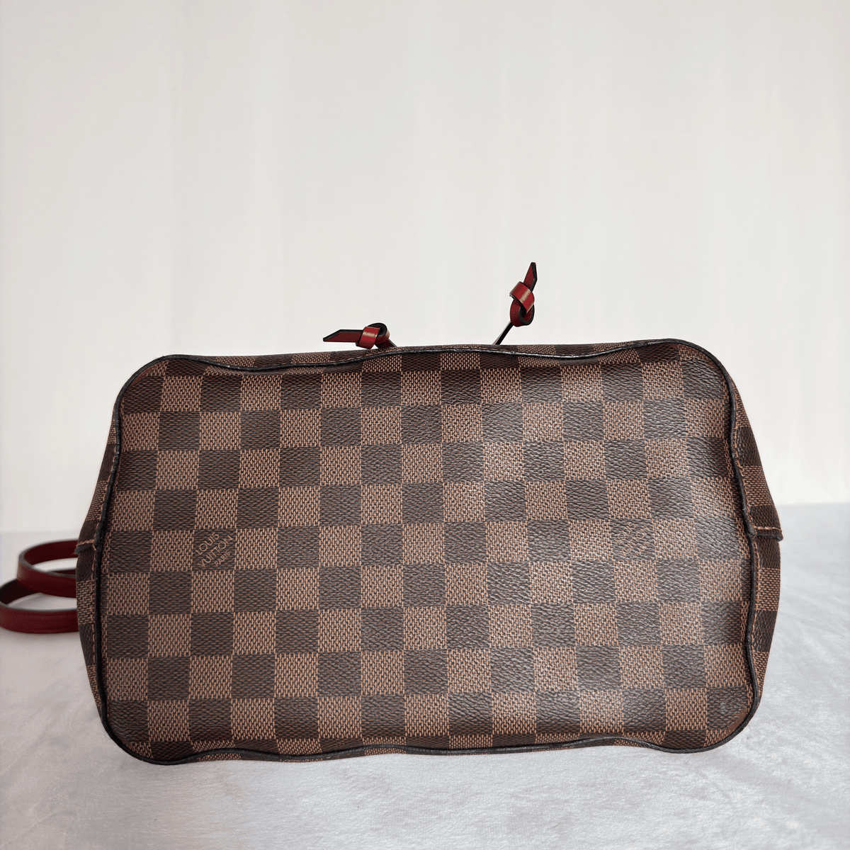 LOUIS VUITTON - NEO NOE MM - TOILE DAMIER EBENE - GARNITURE ROUGE - La Belle Boutique