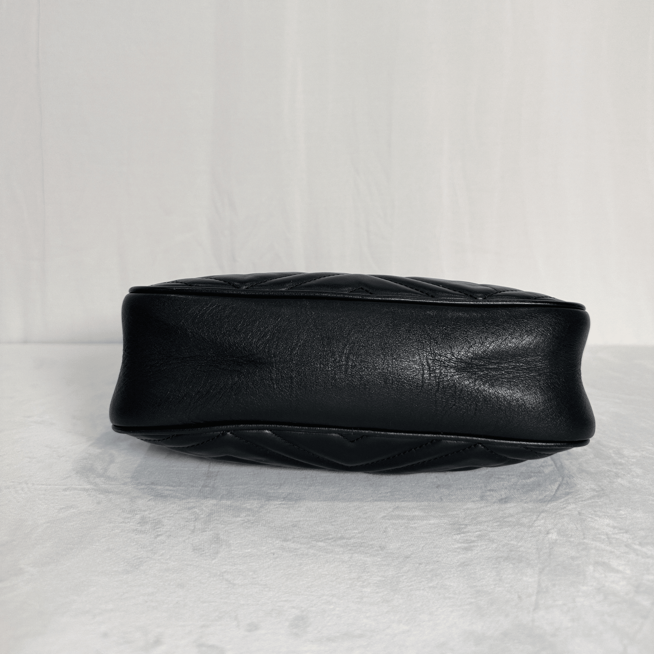 SAC GUCCI GG MARMONT CAMERA BAG SMALL EN CUIR MATELASSÉ NOIR - La Belle Boutique