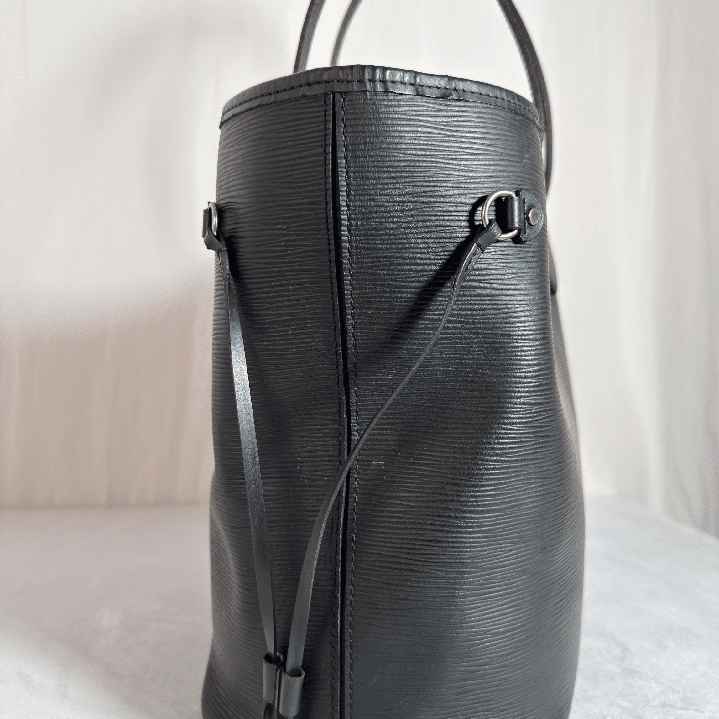 LOUIS VUITTON - NEVERFULL MM - CUIR EPI NOIR - La Belle Boutique