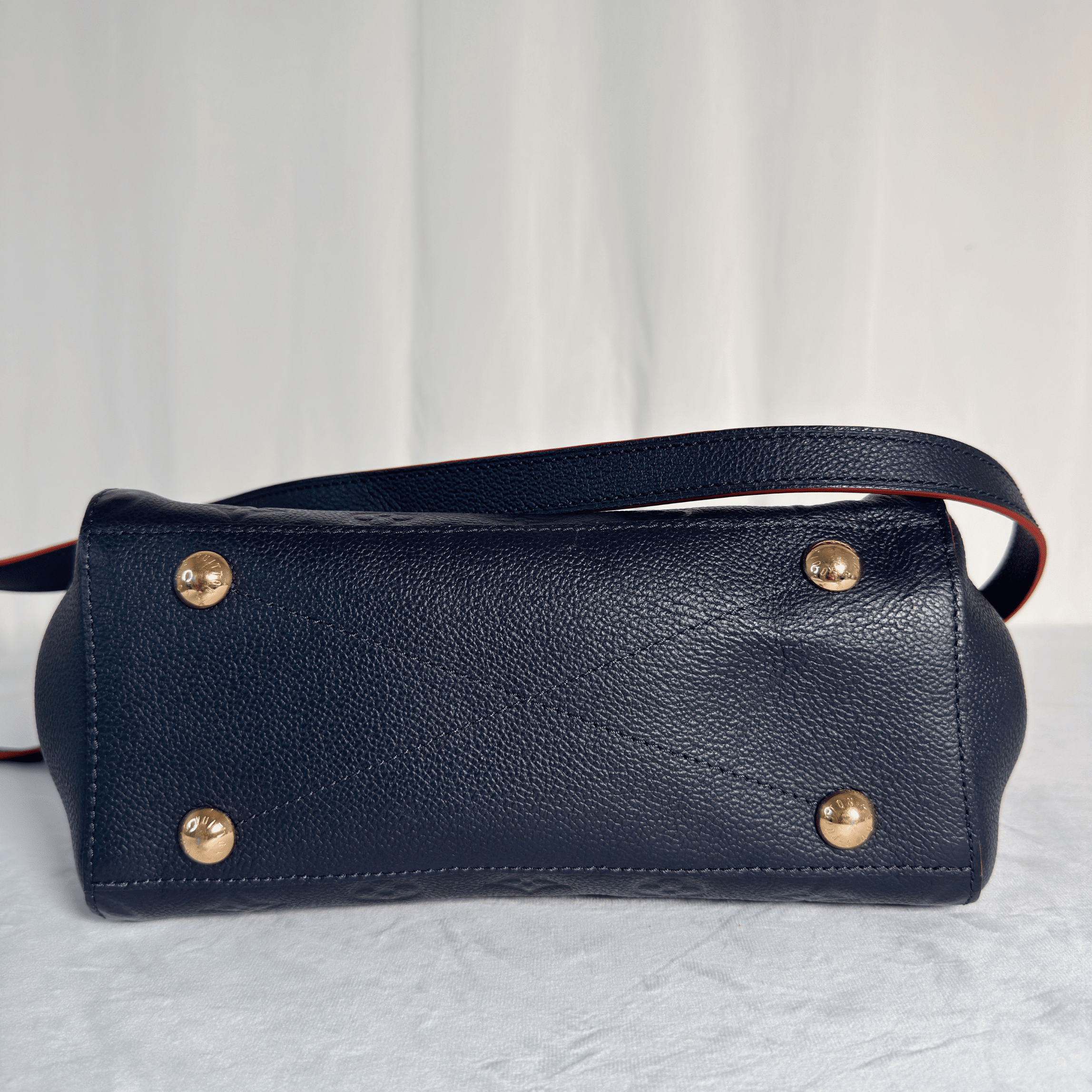 LOUIS VUITTON - SAC À MAIN MONTAIGNE BB - CUIR EMPREINTE MARINE - La Belle Boutique