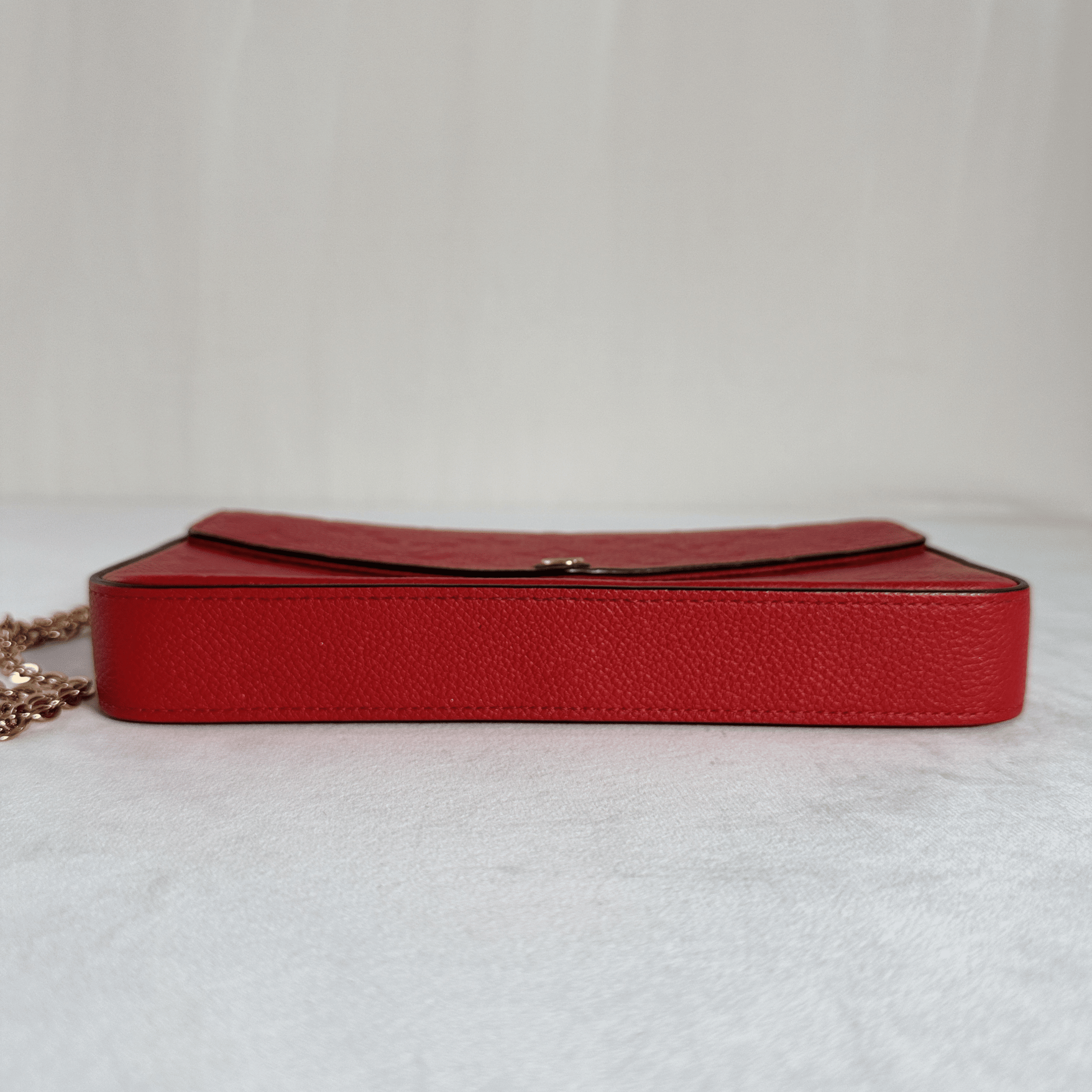 POCHETTE LOUIS VUITTON FELICIE – CUIR EMPREINTE ROUGE - La Belle Boutique