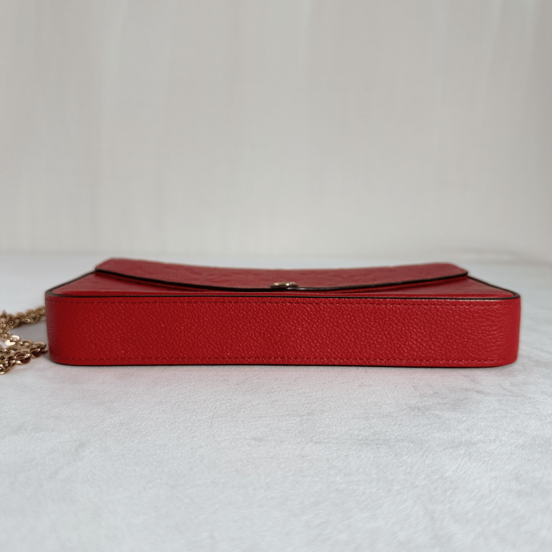 POCHETTE LOUIS VUITTON FELICIE – CUIR EMPREINTE ROUGE