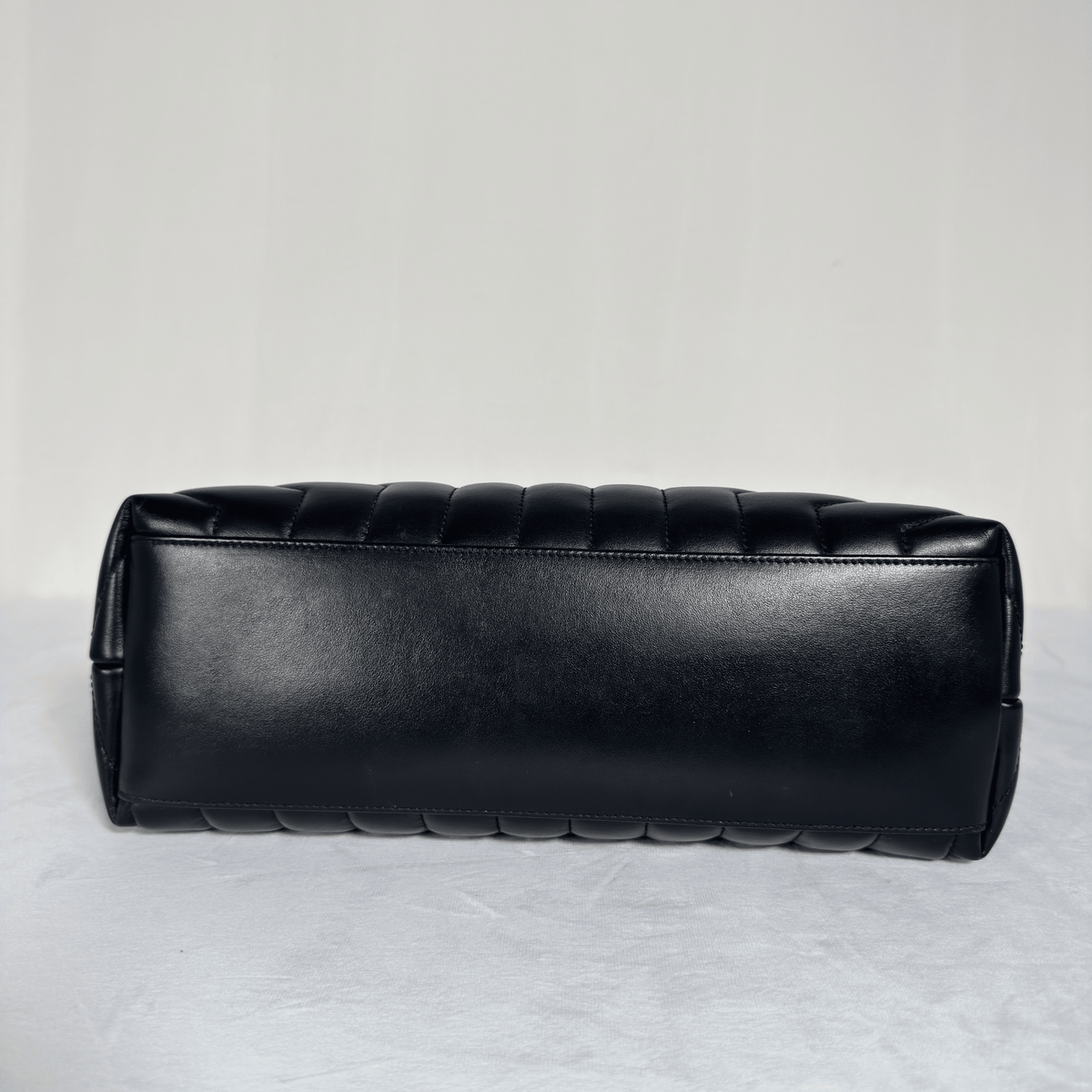 SAINT LAURENT - SAC LOULOU MOYEN - CUIR D'AGNEAU MATELASSÉ NOIR - BIJOUTERIE NOIRE - La Belle Boutique