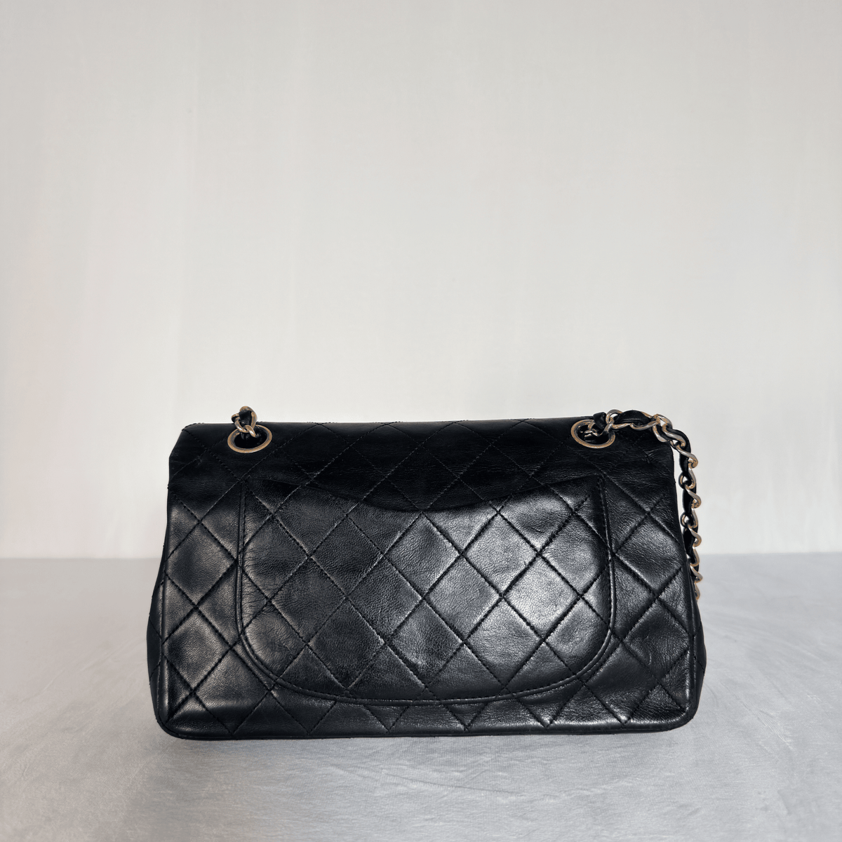 CHANEL - CLASSIQUE TIMELESS SMALL 23 - CUIR AGNEAU NOIR - QUINCAILLERIE DORÉE - La Belle Boutique