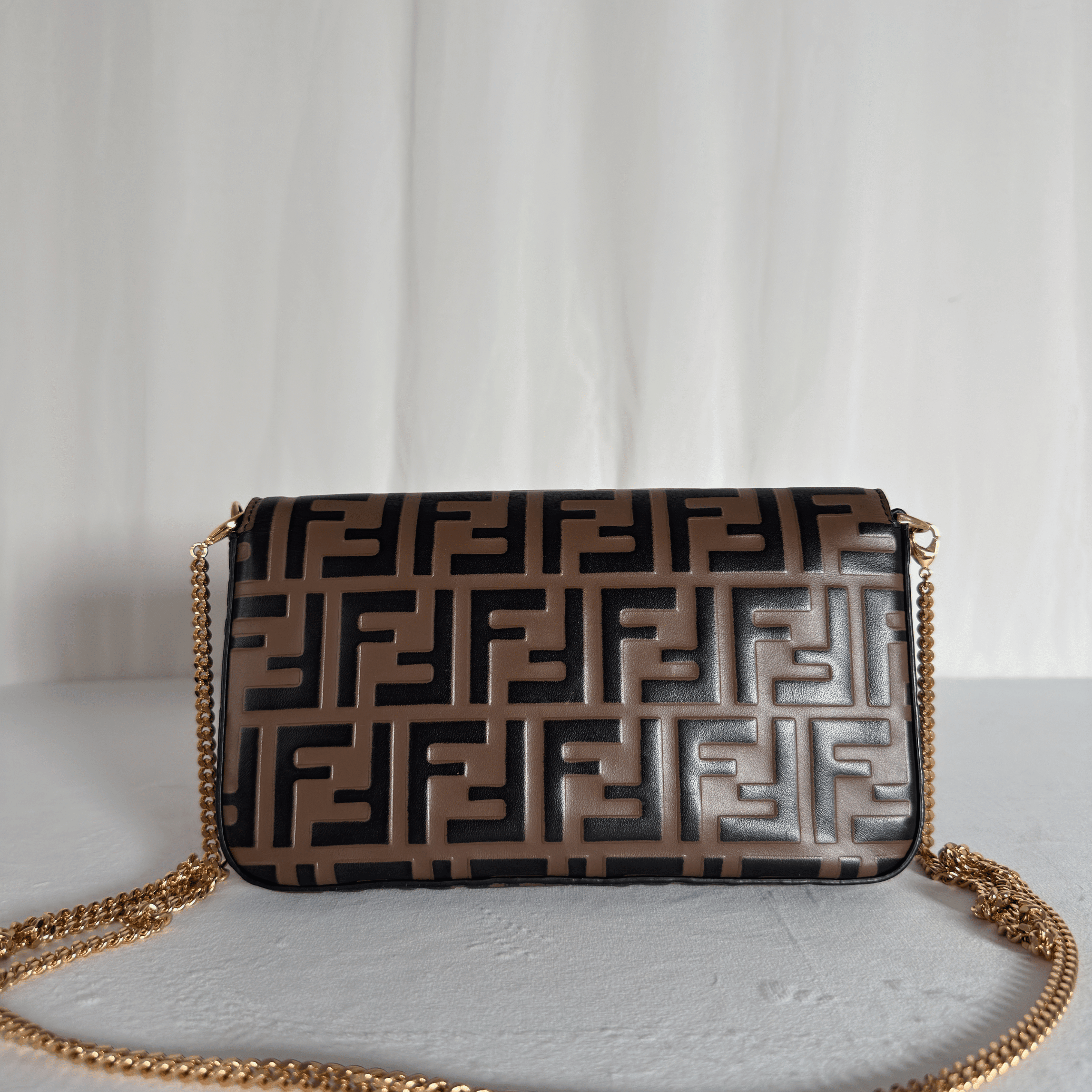 FENDI - POCHETTE WALLET ON CHAIN CUIR NAPPA EMBOSSÉ FF NOIR/TABAC - La Belle Boutique