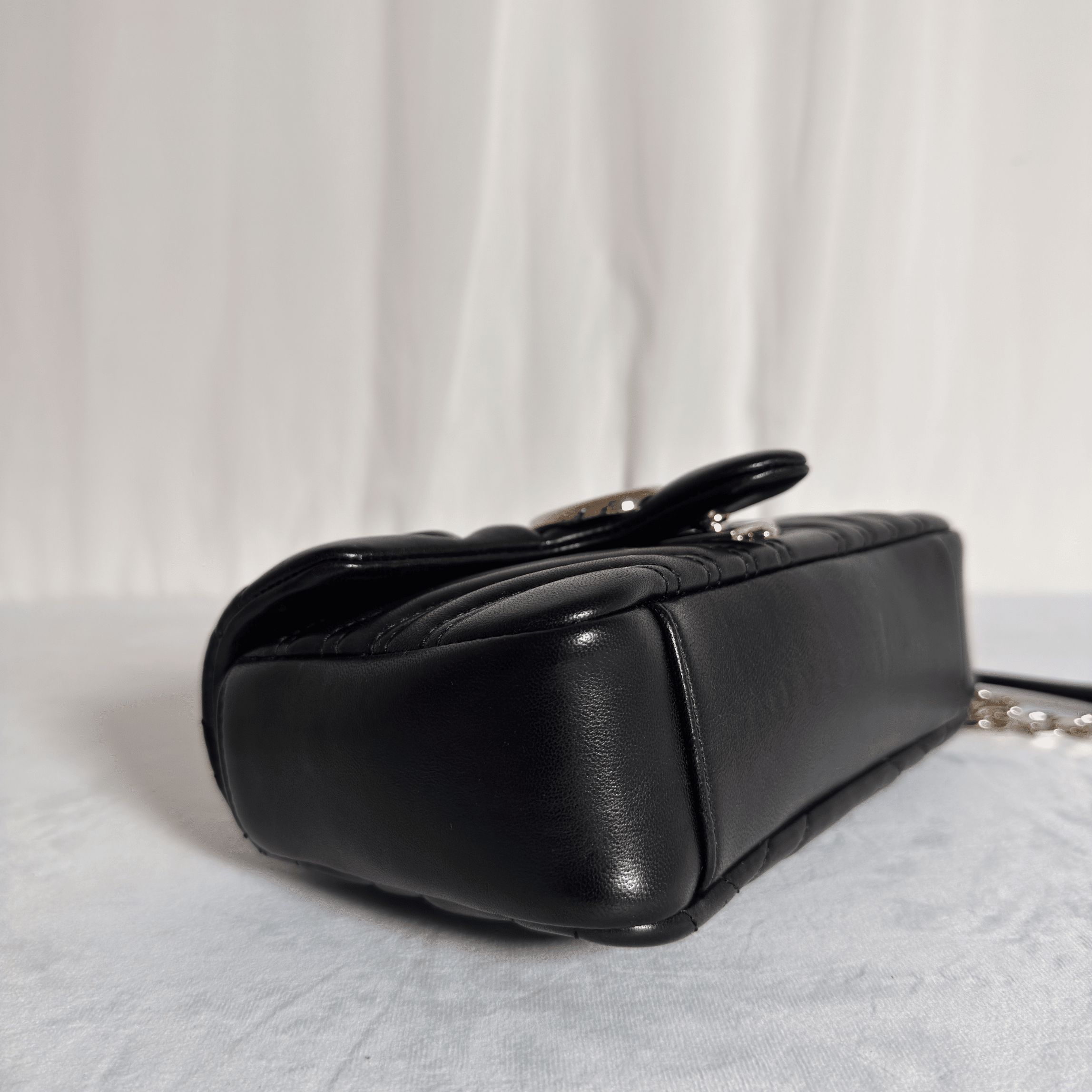 GUCCI - SAC GG MARMONT SMALL - CUIR MATELASSE CHEVRON NOIR - QUINCAILLERIE DOREE - La Belle Boutique