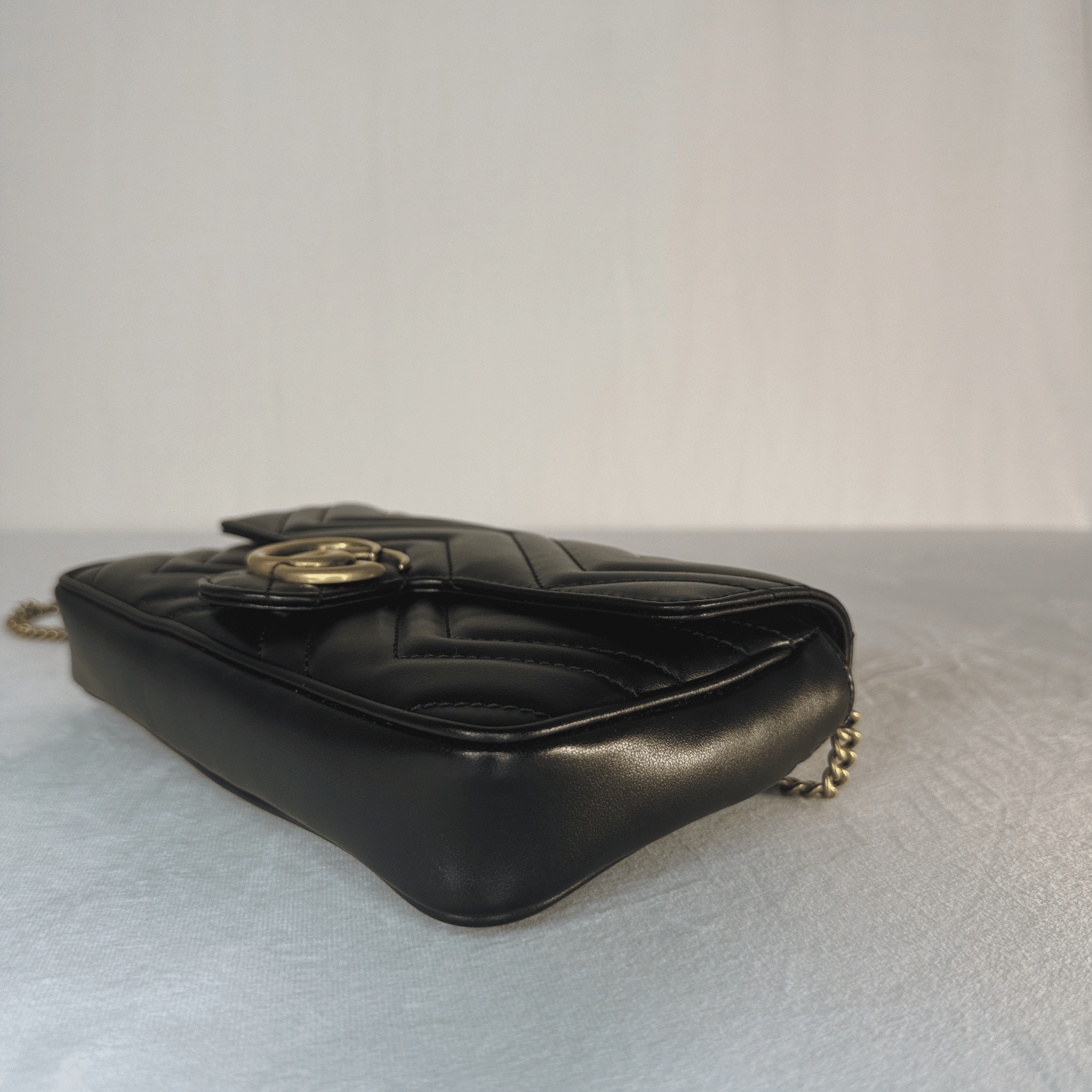SAC GUCCI GG MARMONT MINI EN CUIR MATELASSÉ NOIR - La Belle Boutique