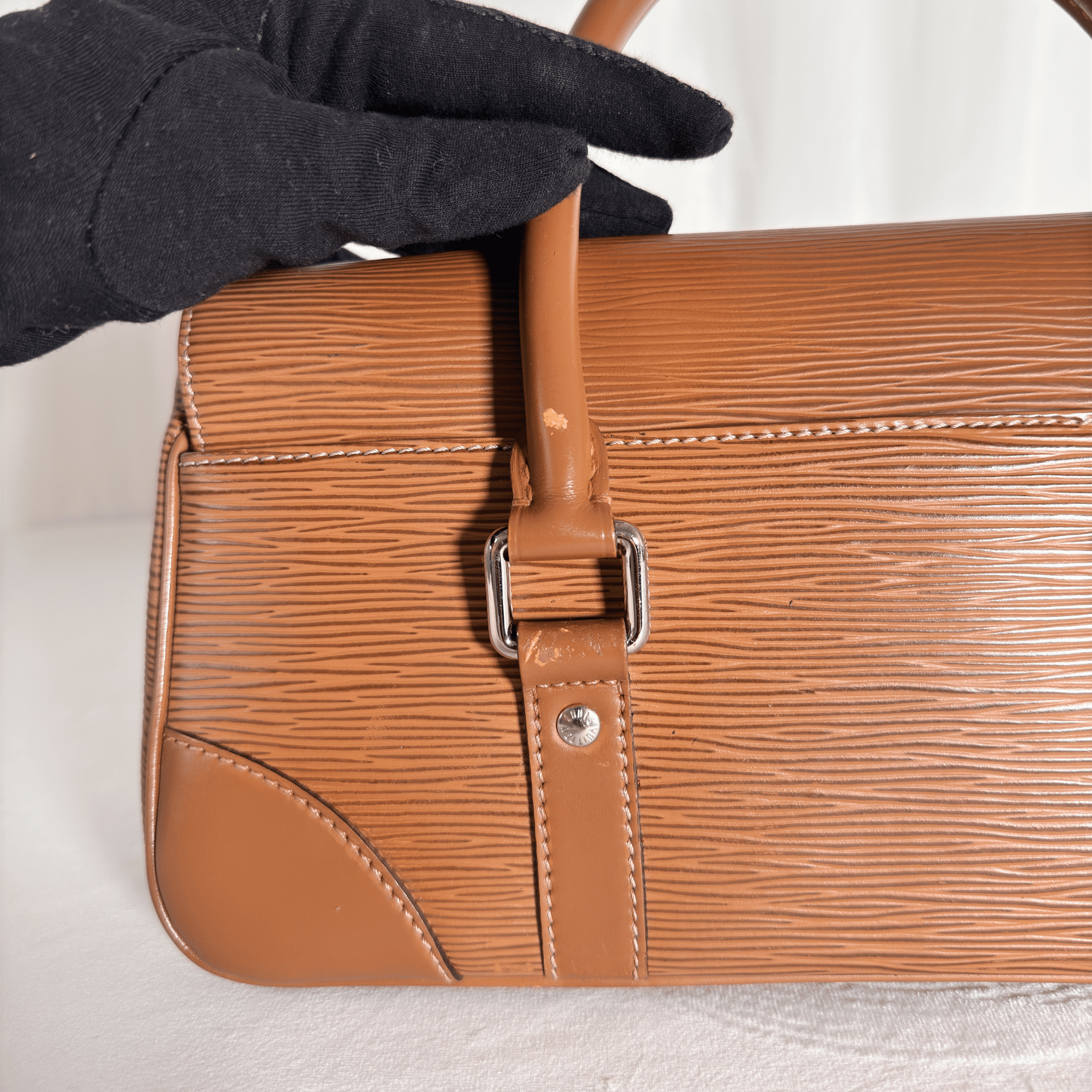 LOUIS VUITTON - SAC À MAIN SEGUR PM - CUIR ÉPI CANNELLE - La Belle Boutique