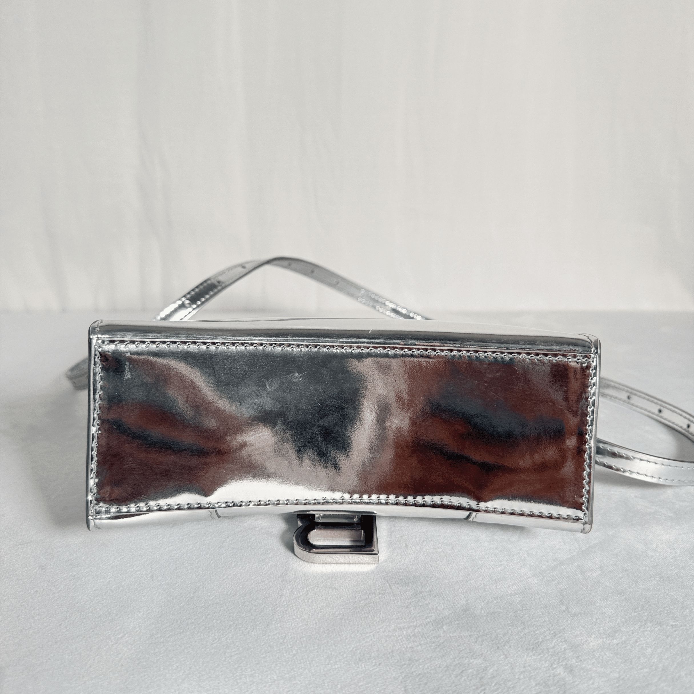 SAC BALENCIAGA HOURGLASS XS EN CUIR DE VEAU EFFET MIROIR ARGENTÉ - La Belle Boutique