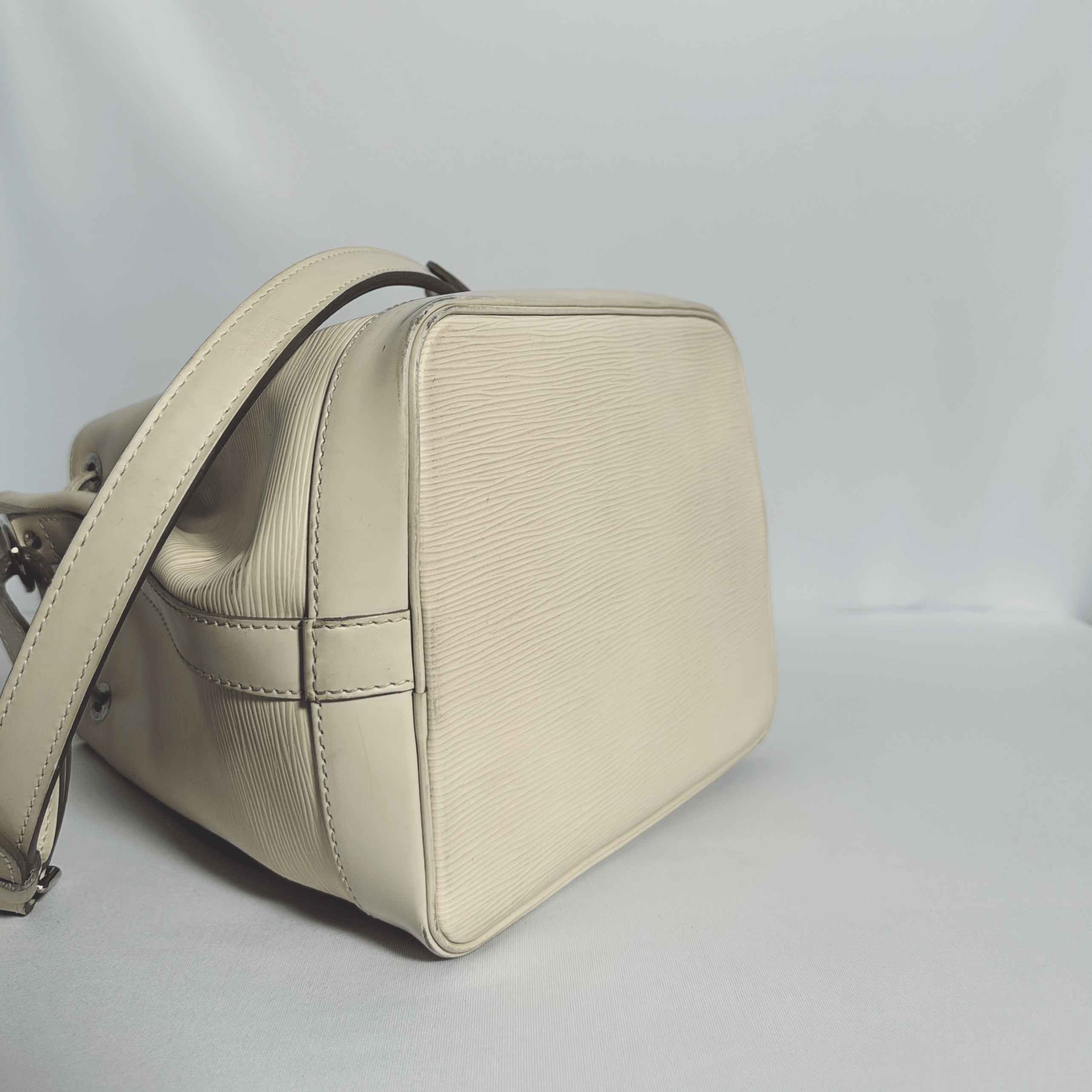 Louis Vuitton Noé GM en cuir Épi beige vanille vintage - La Belle Boutique