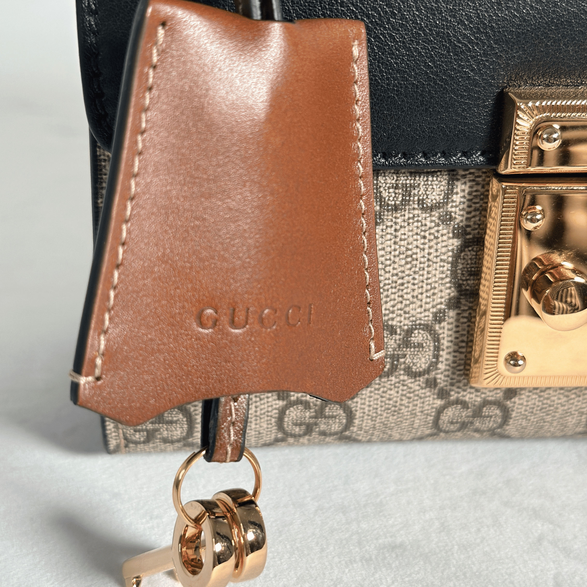 SAC GUCCI PADLOCK SMALL EN TOILE GG SUPREME ET CUIR LISSE NOIR - La Belle Boutique