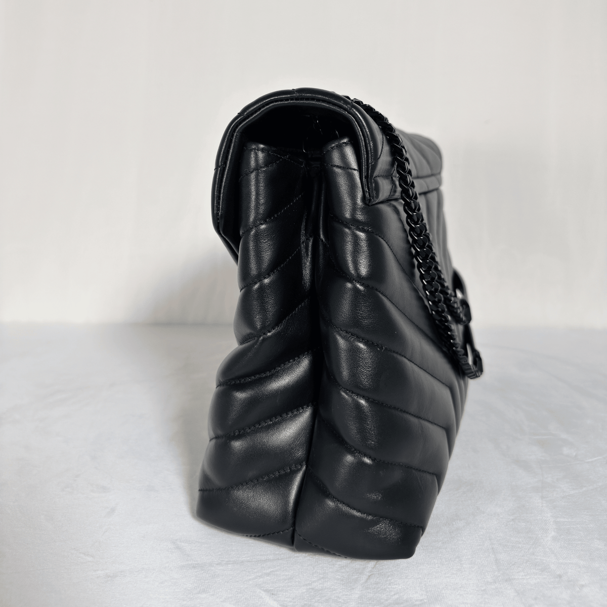 SAINT LAURENT - SAC LOULOU MOYEN - CUIR D'AGNEAU MATELASSÉ NOIR - BIJOUTERIE NOIRE - La Belle Boutique