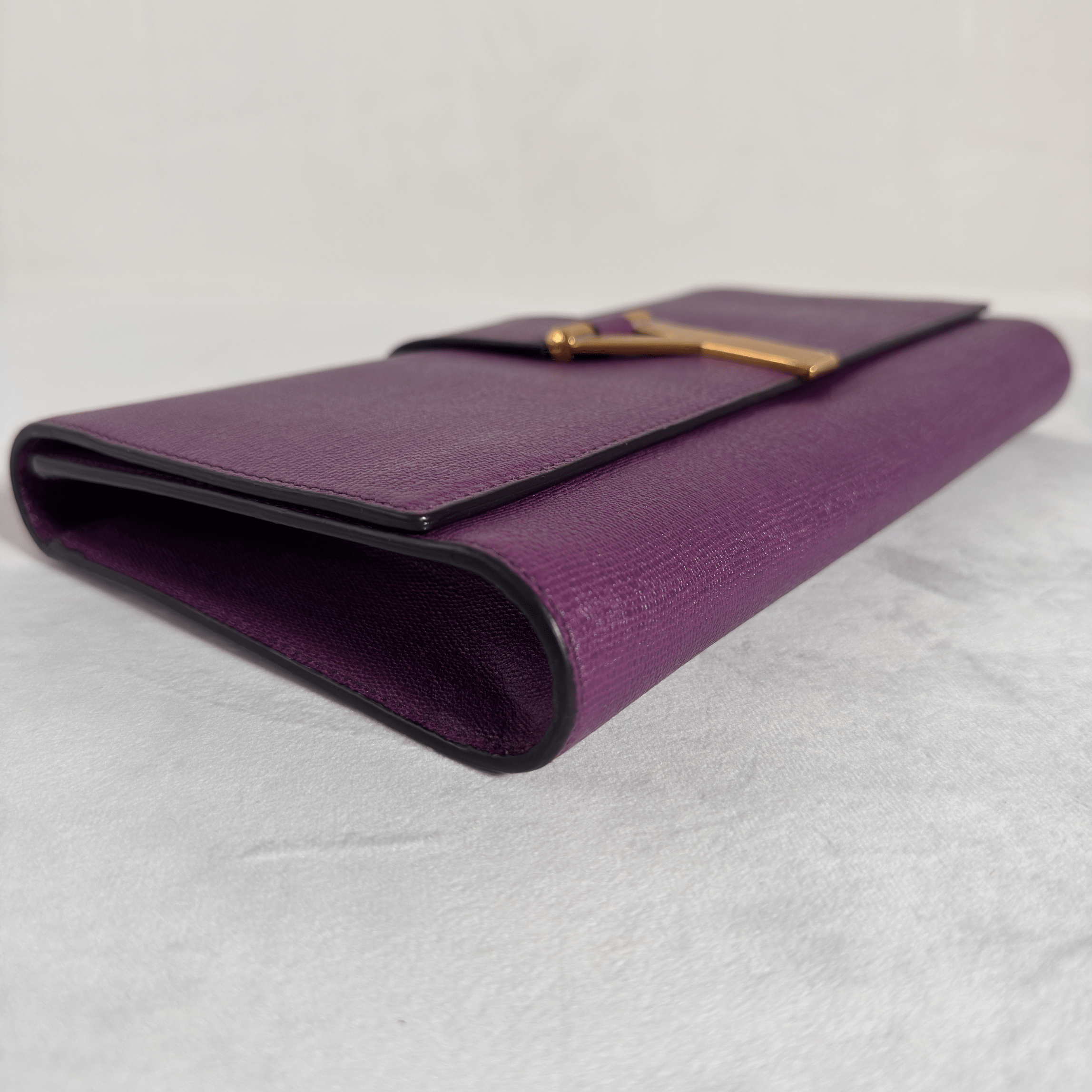 POCHETTE CLUTCH YVES SAINT LAURENT CHYC LIGNE Y - CUIR TEXTURE VIOLET - La Belle Boutique