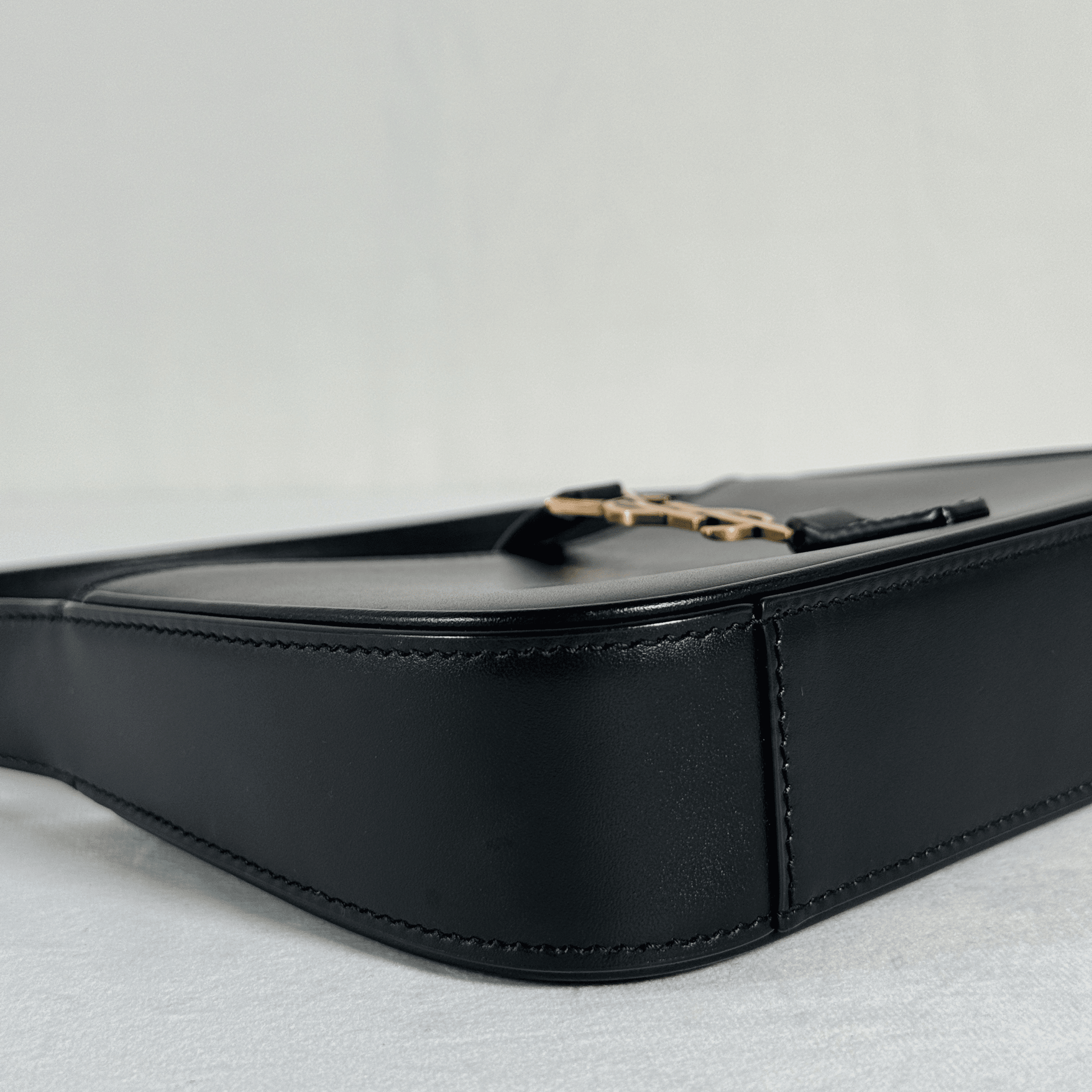 SAC A MAIN SAINT LAURENT LE 5 A 7 MINI - CUIR LISSE NOIR, CASSANDRE DOREE - La Belle Boutique