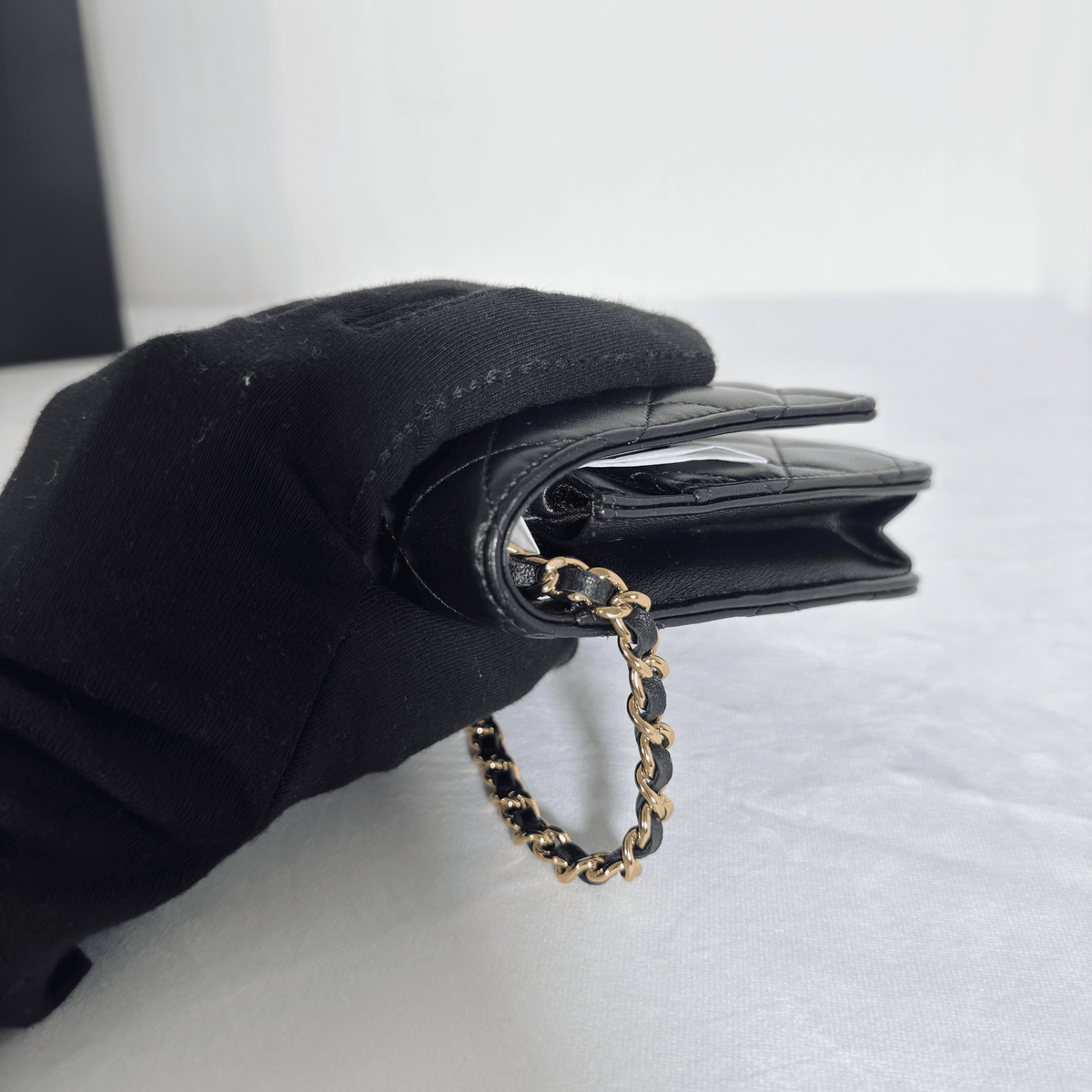 CHANEL - WALLET ON CHAIN CLASSIQUE - CUIR D'AGNEAU MATELASSÉ NOIR - La Belle Boutique