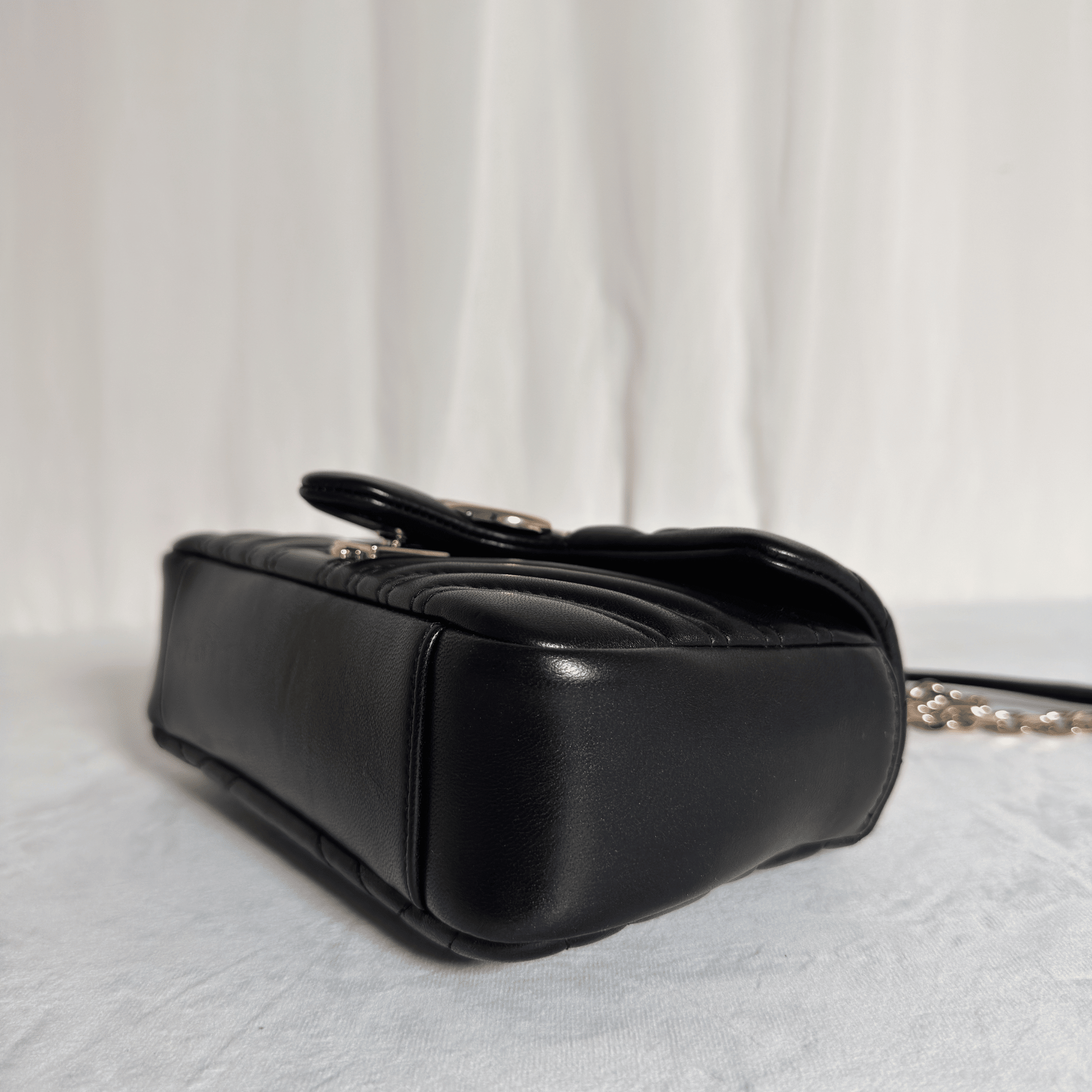 GUCCI - SAC GG MARMONT SMALL - CUIR MATELASSE CHEVRON NOIR - QUINCAILLERIE DOREE - La Belle Boutique