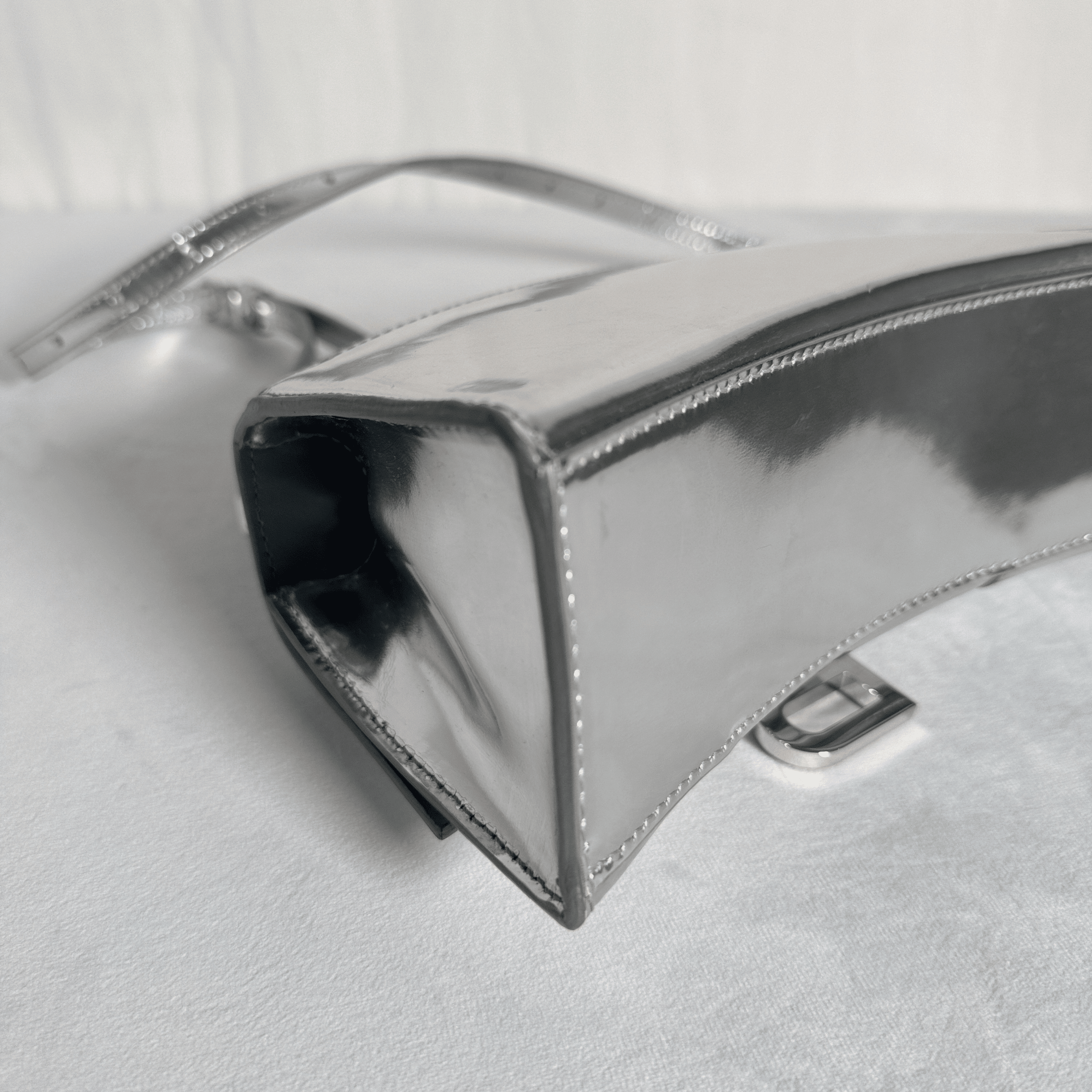 SAC BALENCIAGA HOURGLASS XS EN CUIR DE VEAU EFFET MIROIR ARGENTÉ - La Belle Boutique