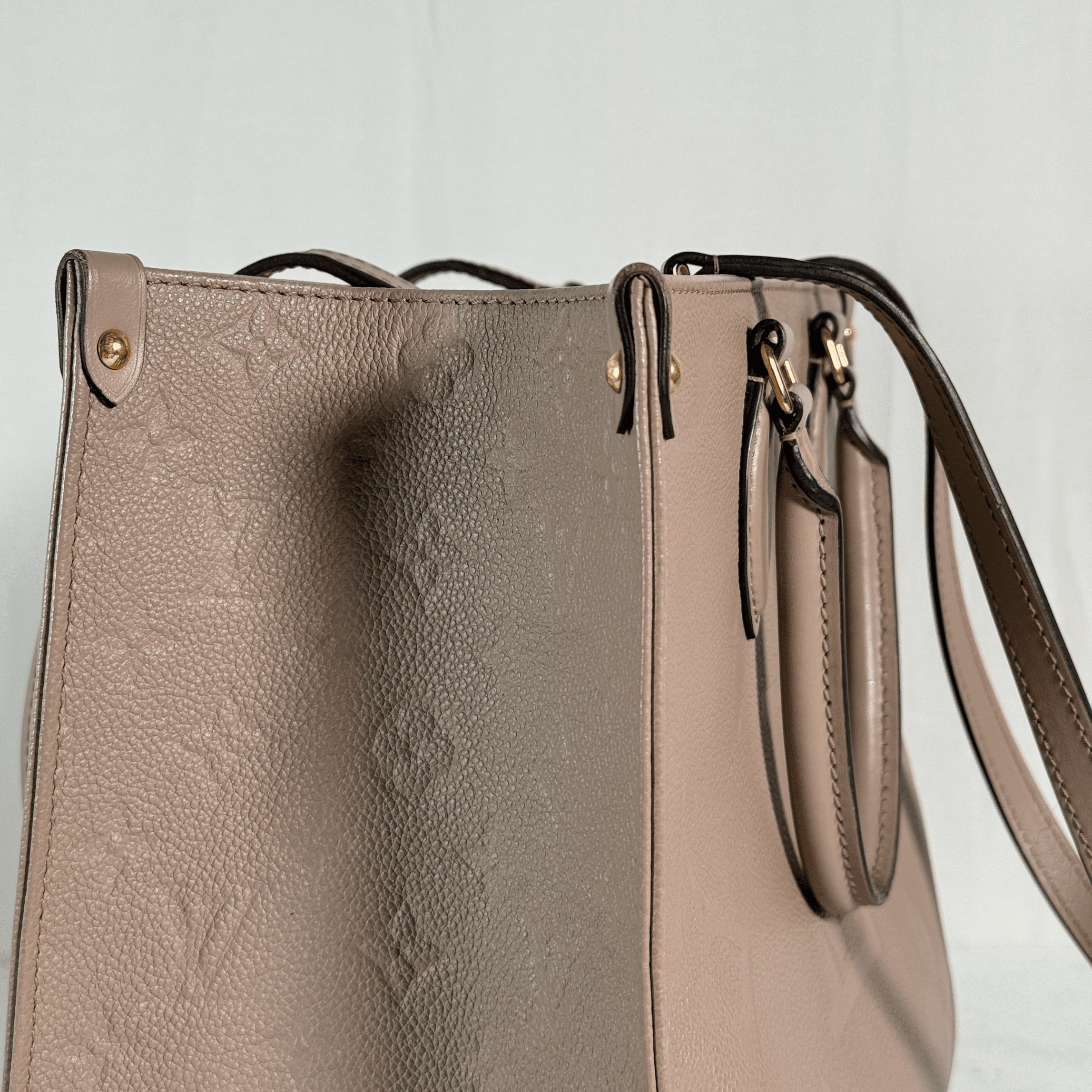 CABAS LOUIS VUITTON ONTHEGO MM - CUIR MONOGRAM EMPREINTE TOURTERELLE - La Belle Boutique