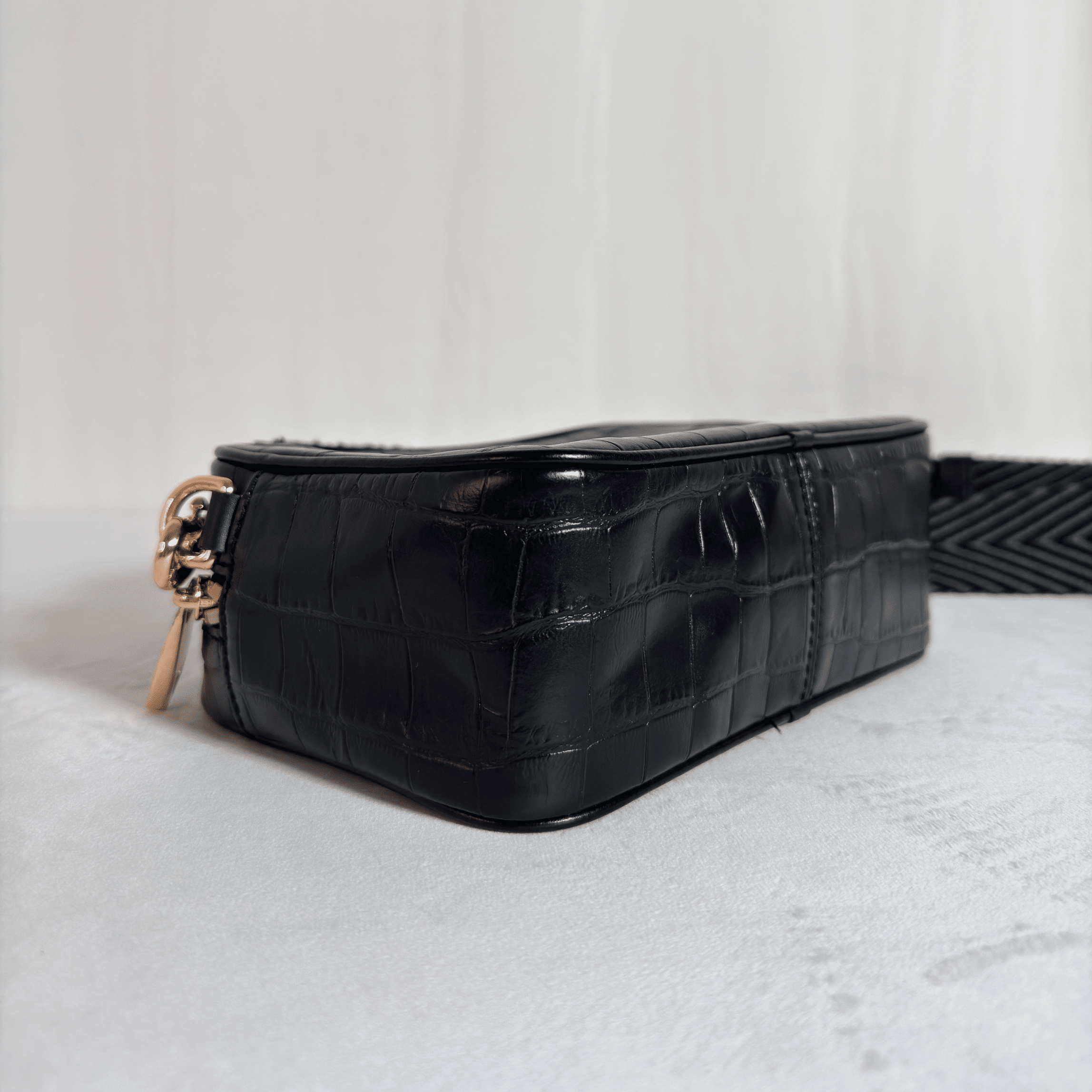 SAC BANDOULIERE MARC JACOBS THE FLASH - CUIR EMBOSSE CROCO NOIR/DORE - La Belle Boutique