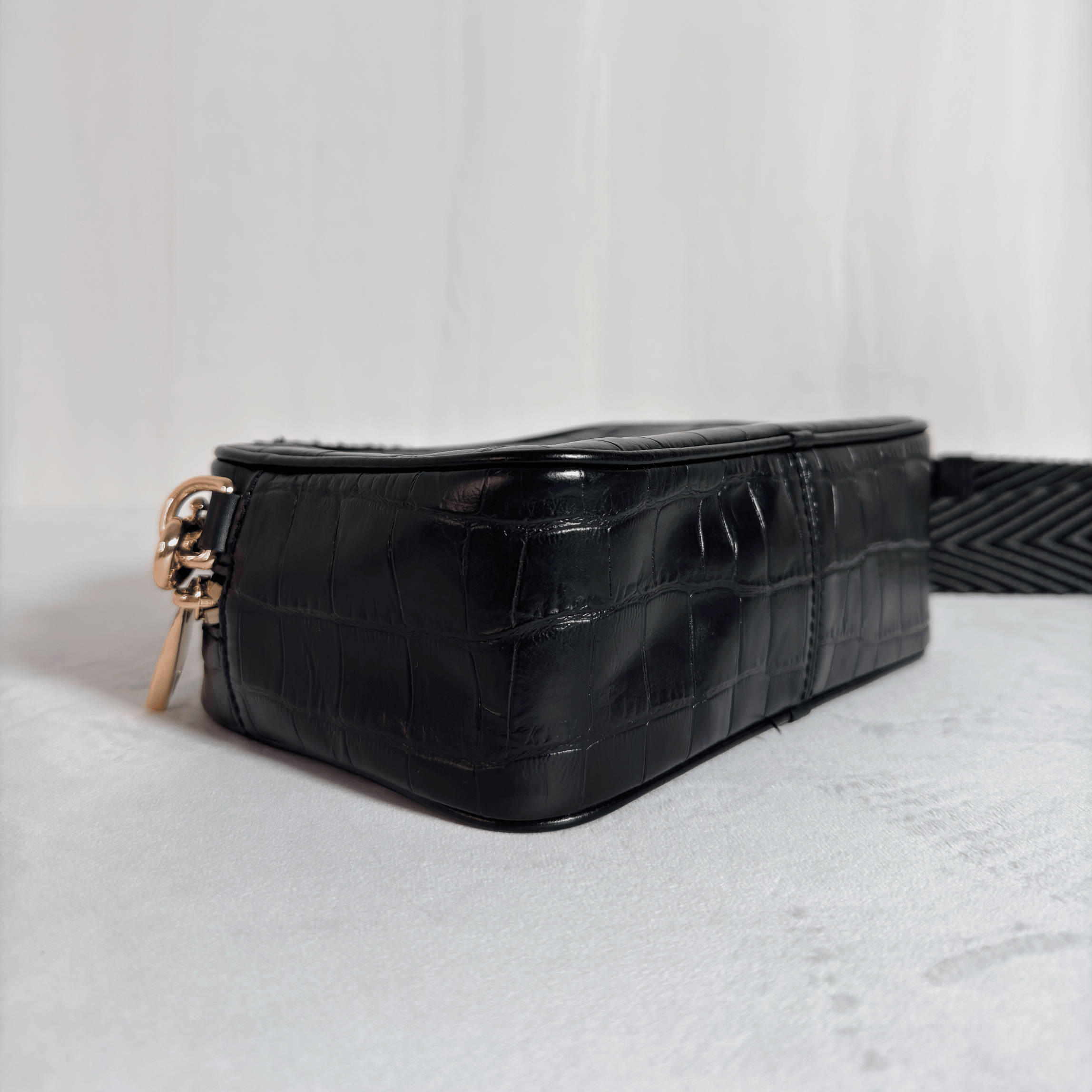 SAC BANDOULIERE MARC JACOBS THE FLASH - CUIR EMBOSSE CROCO NOIR/DORE