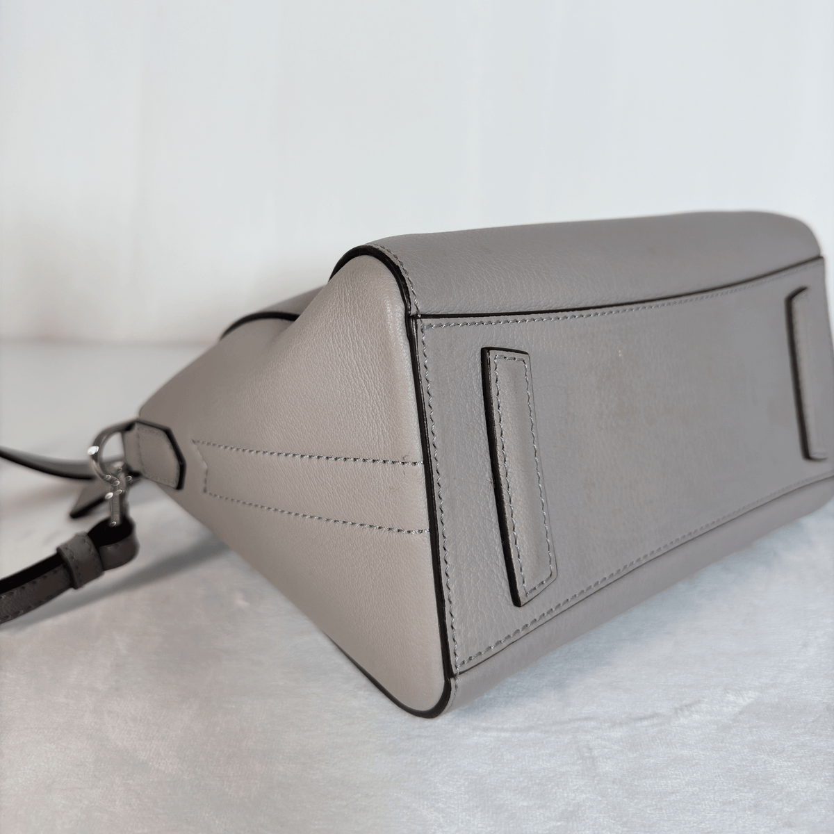 GIVENCHY - ANTIGONA MINI - CUIR GRAINE GRIS PERLE - BANDOULIERE AMOVIBLE