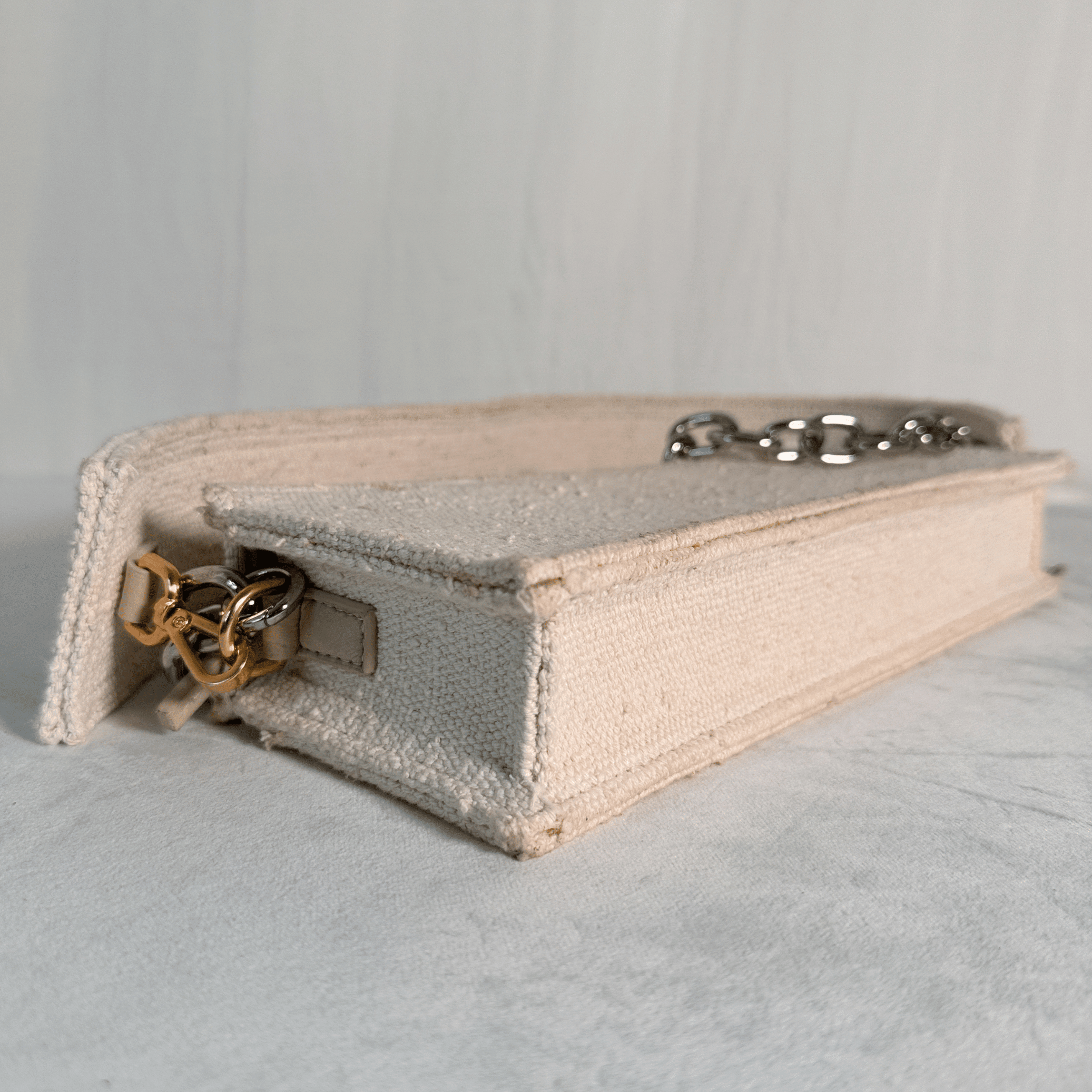 SAC JACQUEMUS LE CIUCIU – TOILE LIN ECRU ET CHAINE BICOLORE - La Belle Boutique