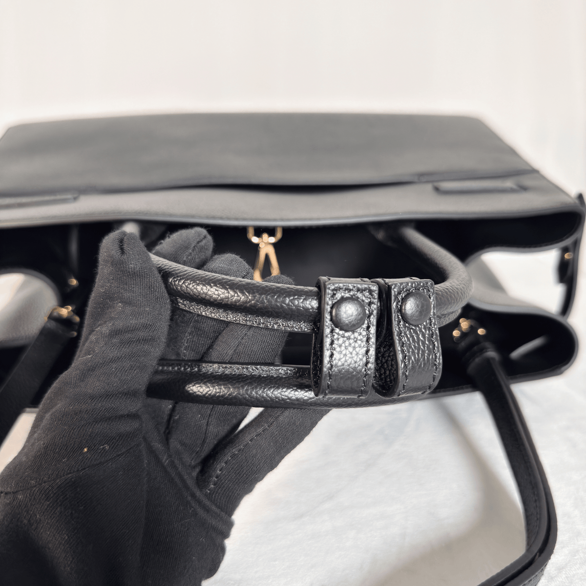 DEMELLIER - HUDSON - CUIR GRAINE NOIR - BANDOULIERE AMOVIBLE