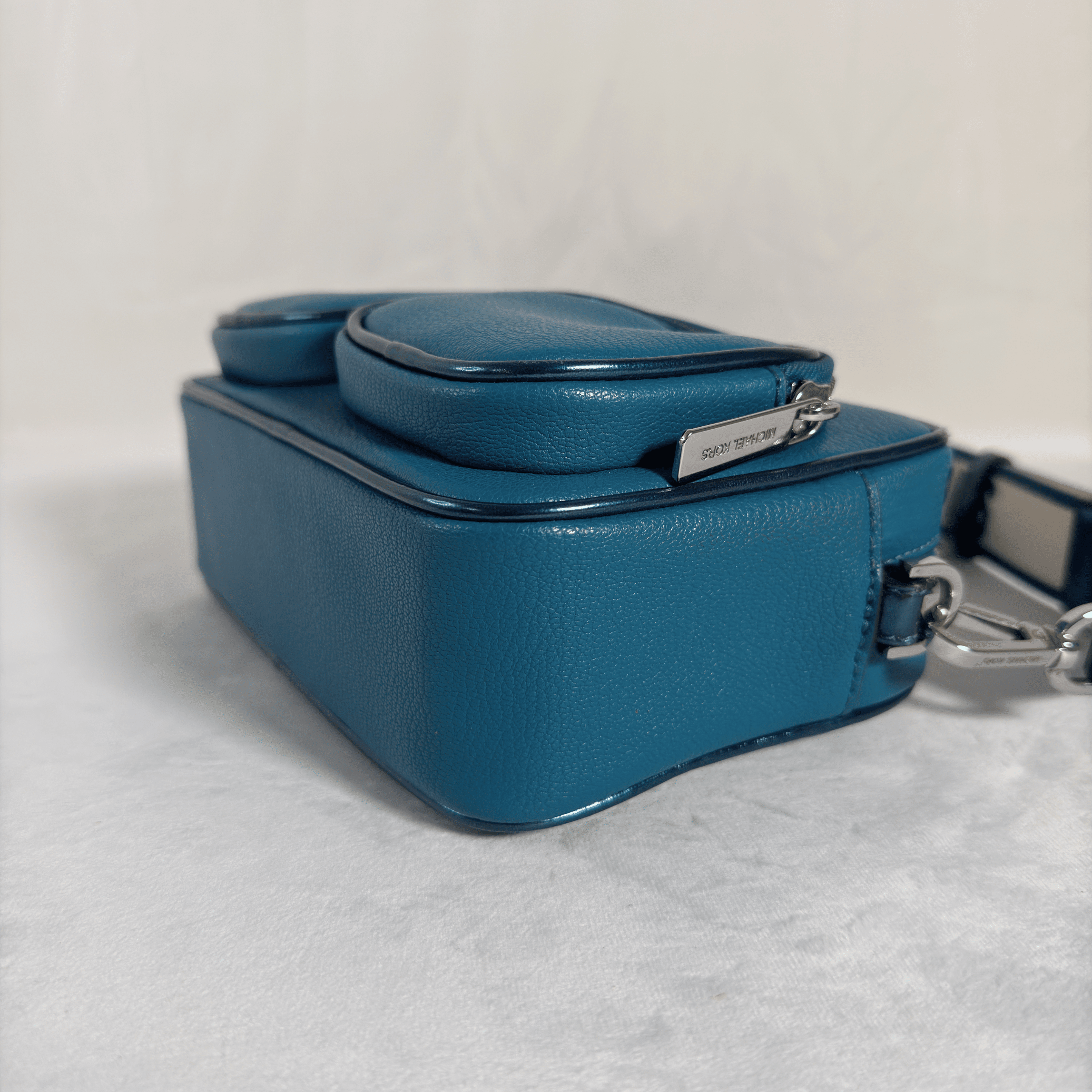 MICHAEL KORS BRYANT - CAMERA BAG + POCHETTE RONDE + MINI ETUI - La Belle Boutique