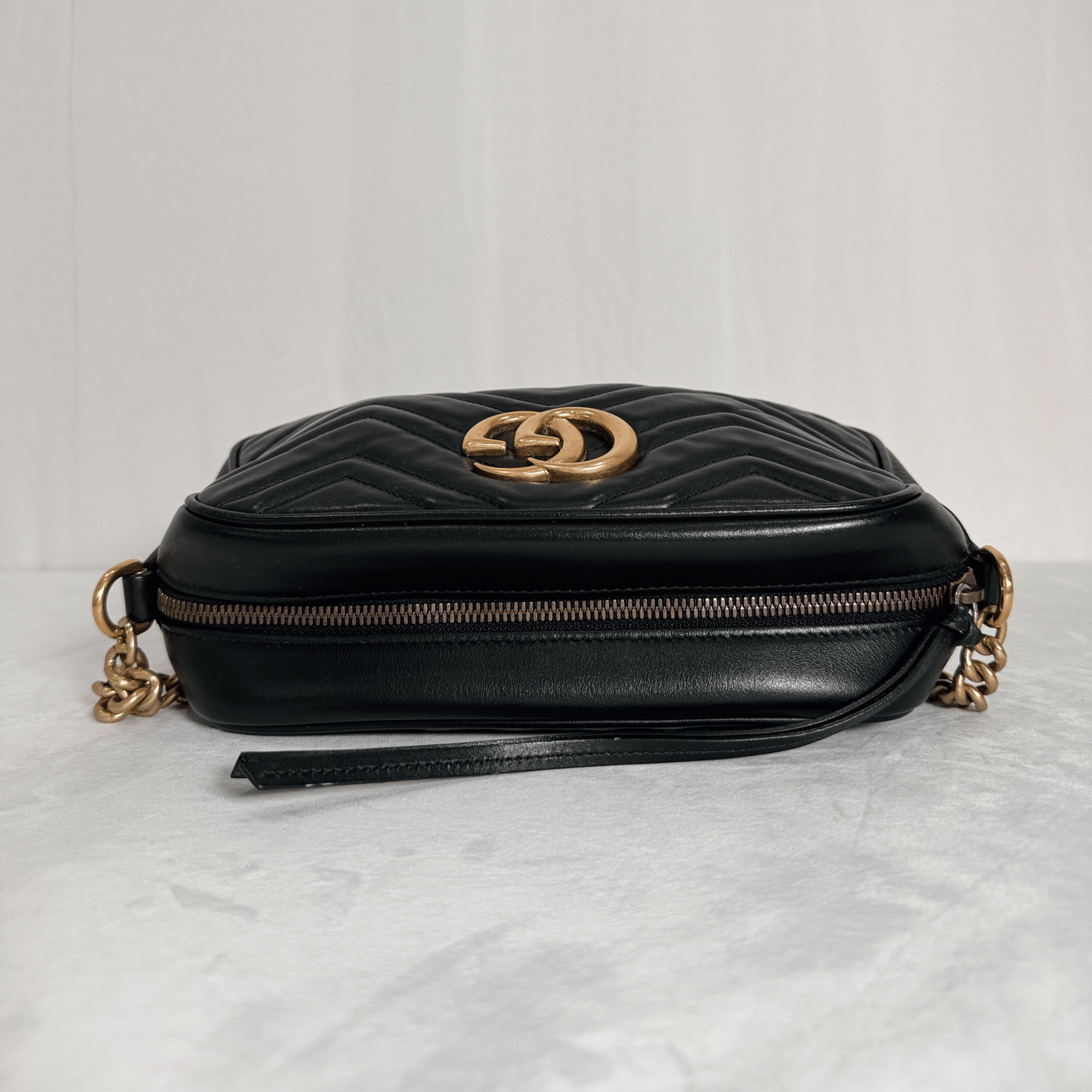 SAC GUCCI GG MARMONT CAMERA BAG SMALL EN CUIR MATELASSÉ NOIR