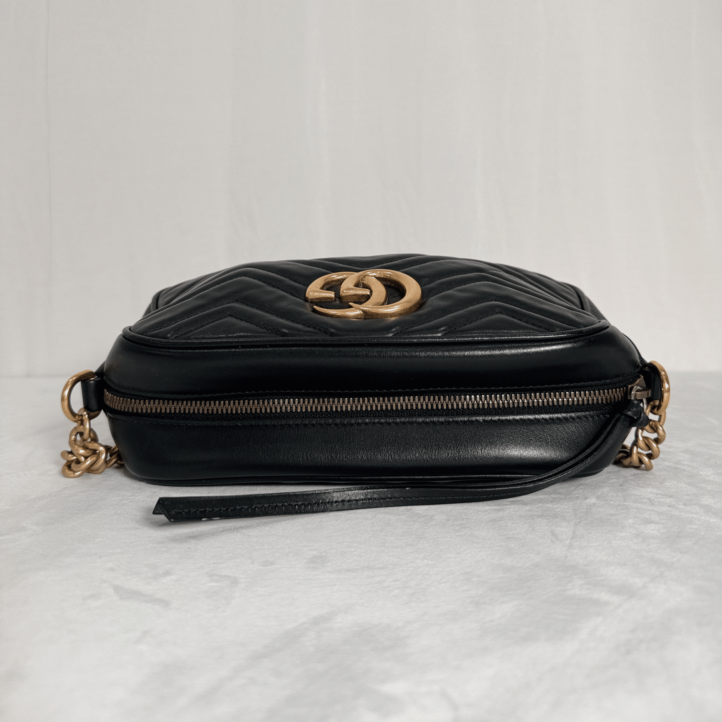 SAC GUCCI GG MARMONT CAMERA BAG SMALL EN CUIR MATELASSÉ NOIR - La Belle Boutique