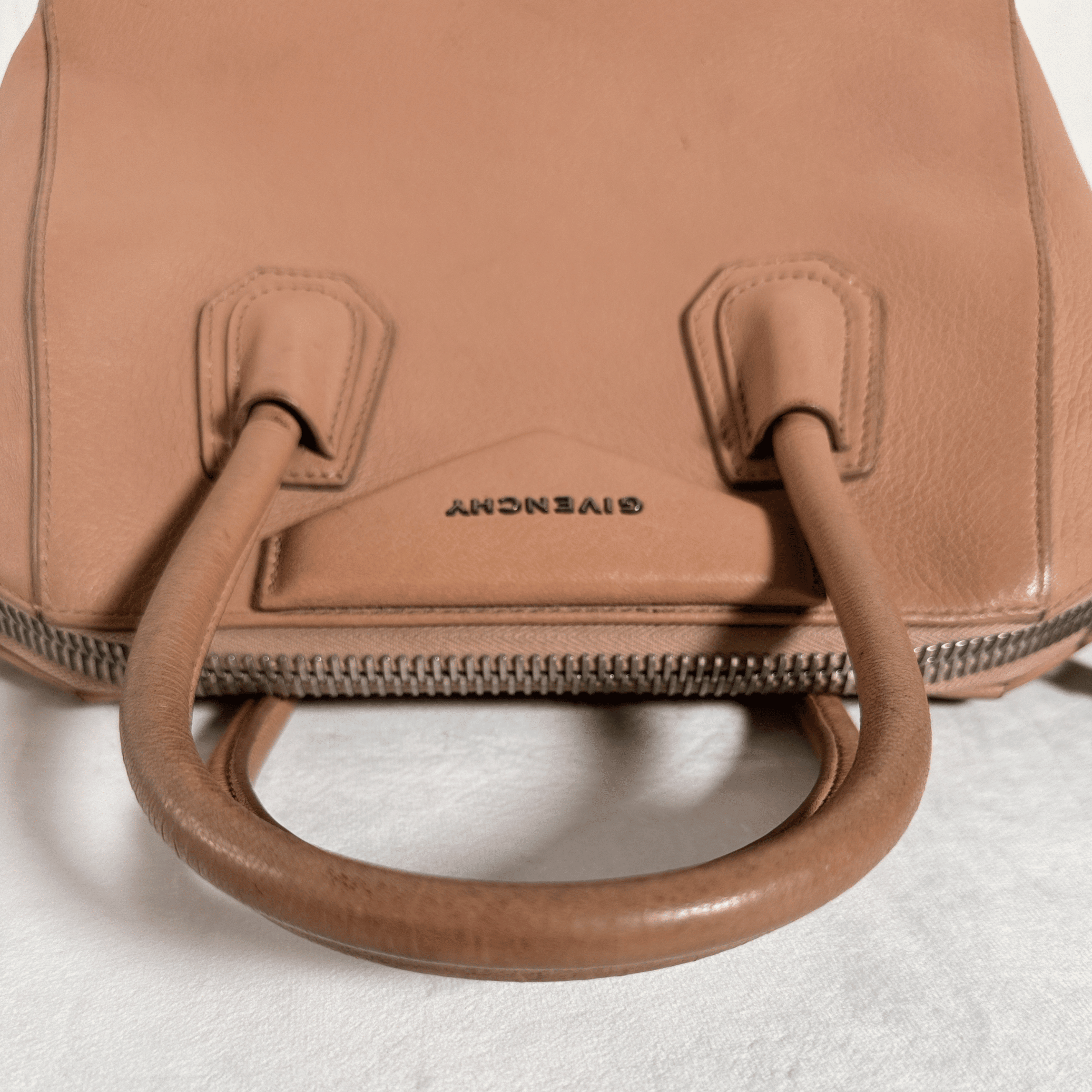 SAC GIVENCHY ANTIGONA MINI - CUIR GRAINE BEIGE/NUDE - La Belle Boutique