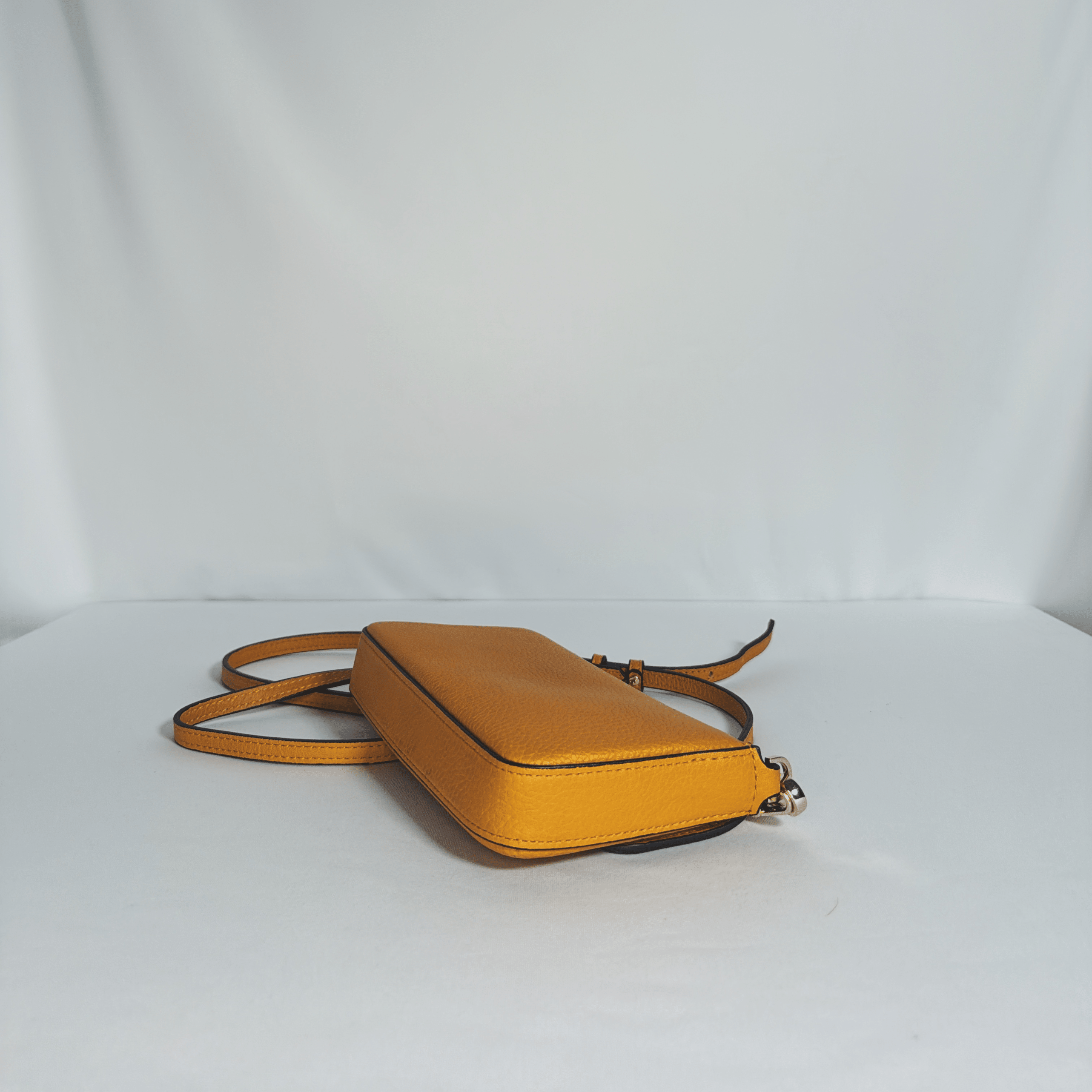 Sac pochette Pourchet Le Club safran en cuir grainé - La Belle Boutique