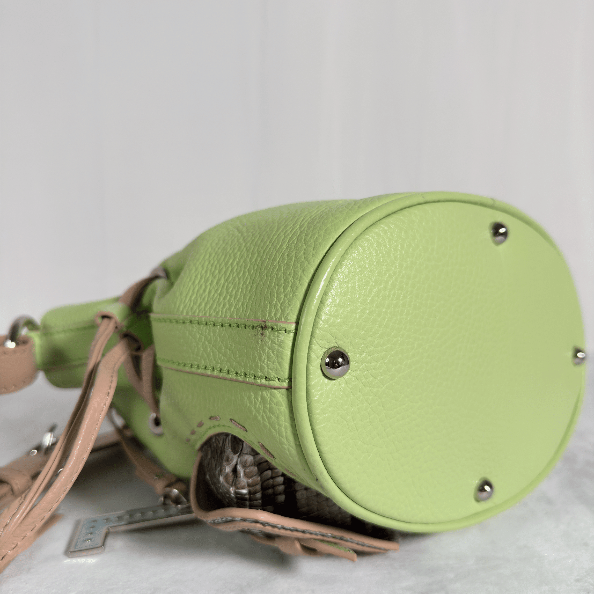 SAC SEAU LANCEL PREMIER FLIRT S - EDITION LIMITEE PYTHON BICOLORE VERT/NUDE - La Belle Boutique