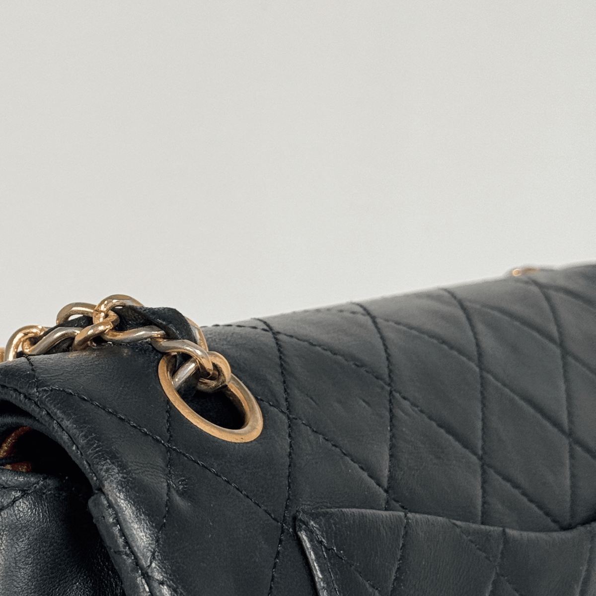 CHANEL - CLASSIQUE TIMELESS SMALL 23 - CUIR AGNEAU NOIR - QUINCAILLERIE DORÉE