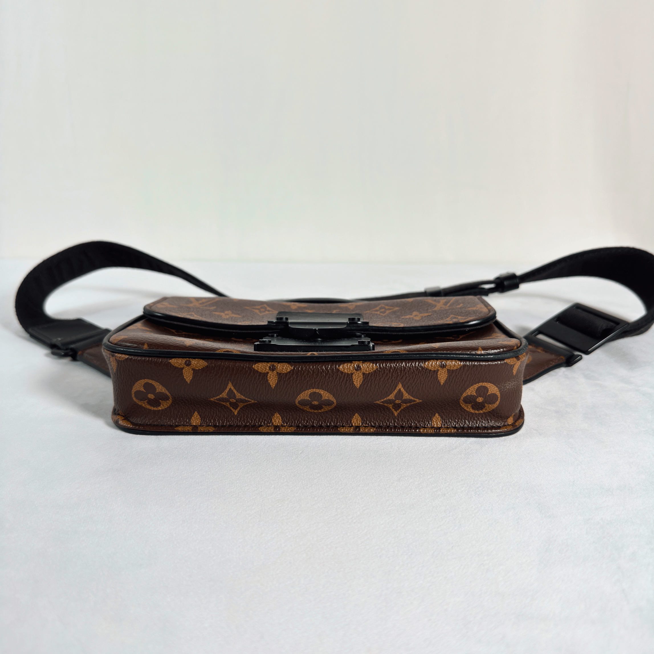 LOUIS VUITTON - S LOCK MESSENGER - TOILE MONOGRAM MACASSAR