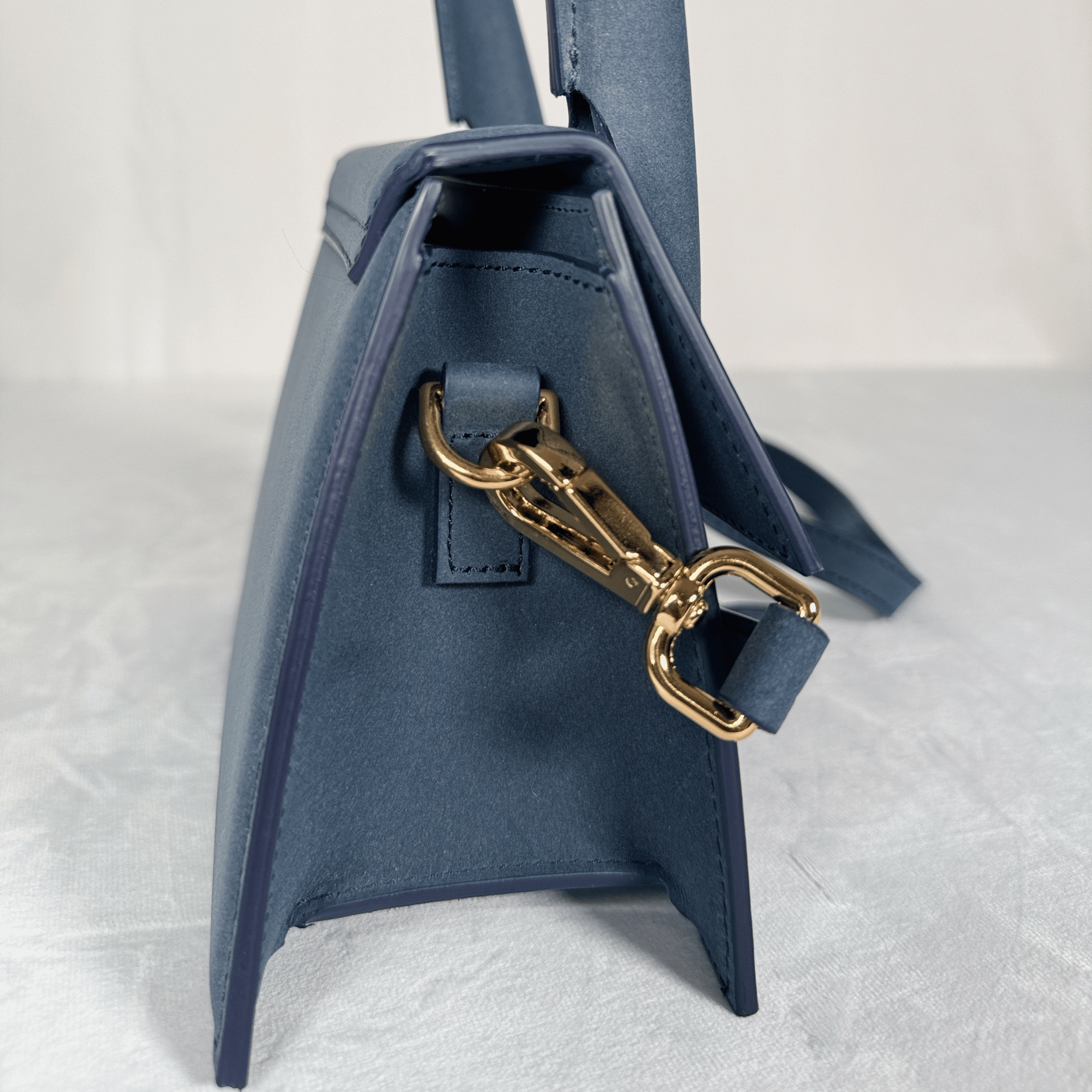 SAC JACQUEMUS LE CHIQUITO MOYEN EN CUIR LISSE BLEU MARINE - La Belle Boutique