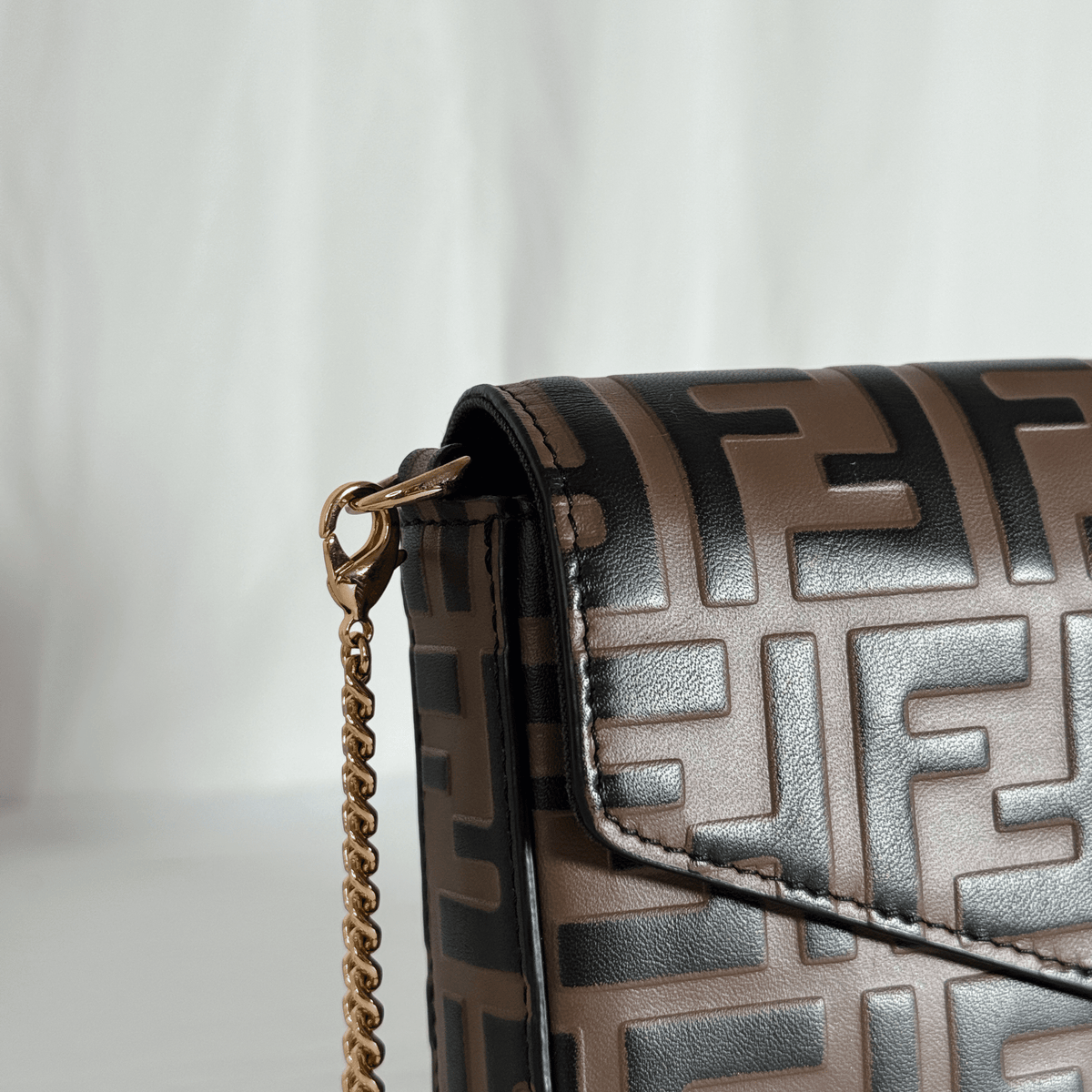FENDI - POCHETTE WALLET ON CHAIN CUIR NAPPA EMBOSSÉ FF NOIR/TABAC - La Belle Boutique