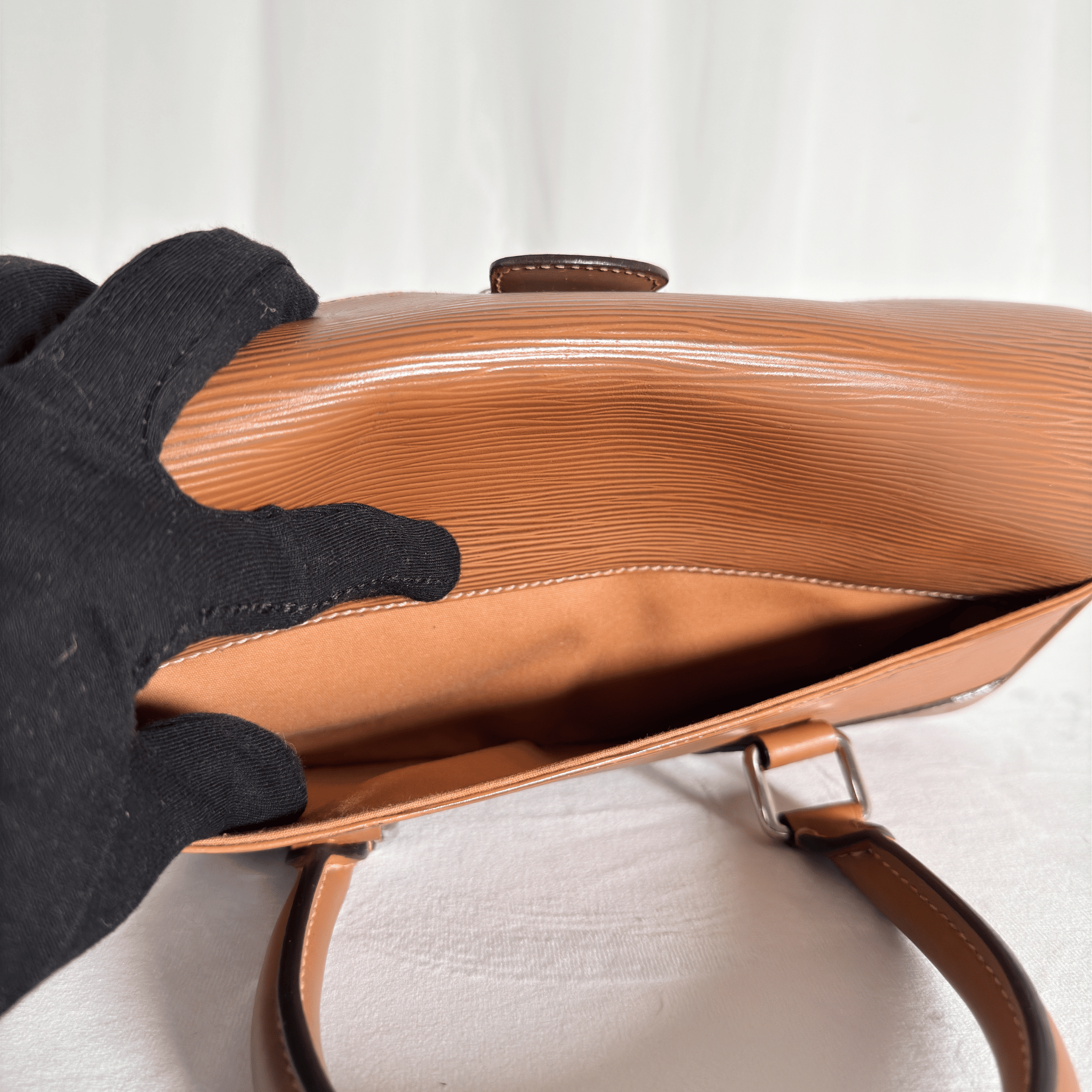 LOUIS VUITTON - SAC À MAIN SEGUR PM - CUIR ÉPI CANNELLE - La Belle Boutique