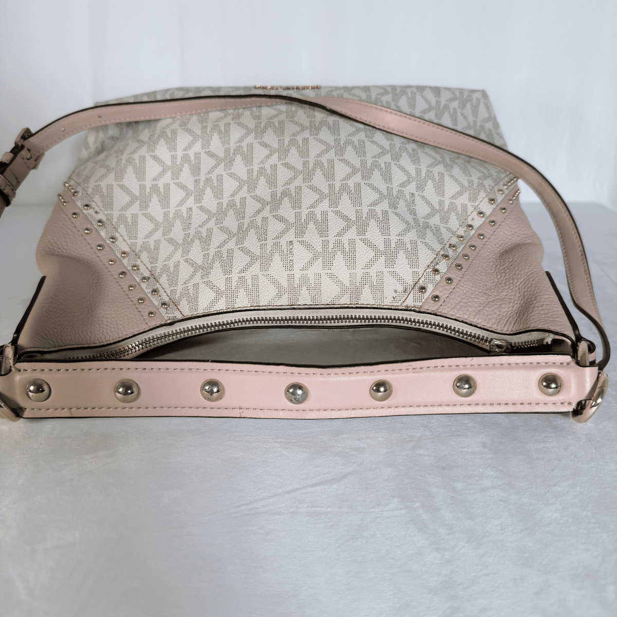 MICHAEL KORS - ARIA - TOILE MONOGRAMME VANILLE ET CUIR ROSE POUDRE - CLOUTE