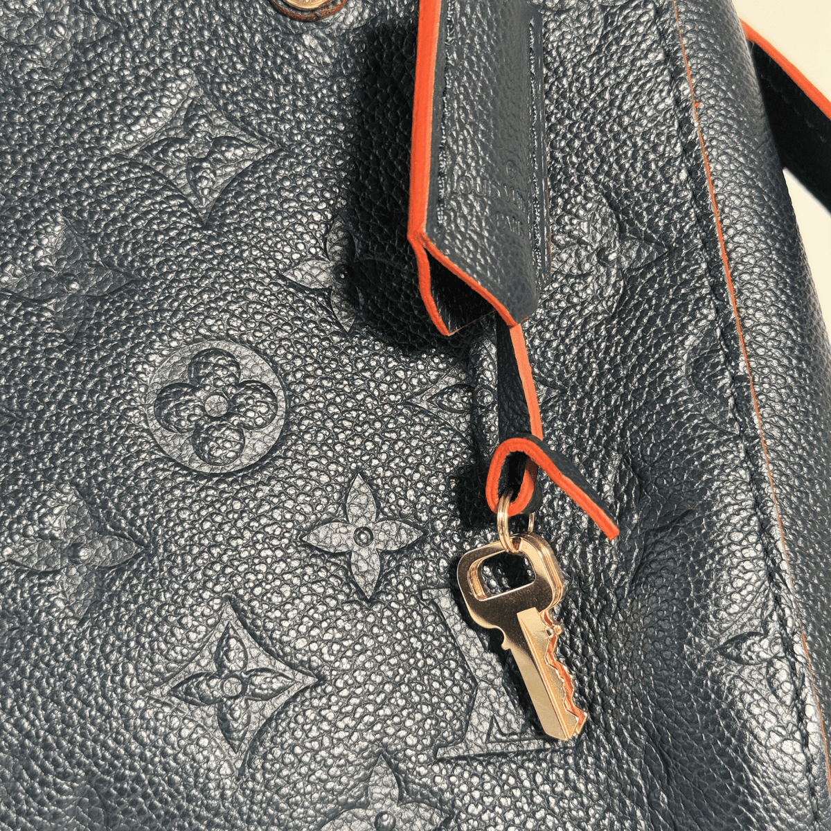 LOUIS VUITTON - SAC À MAIN MONTAIGNE BB - CUIR EMPREINTE MARINE - La Belle Boutique