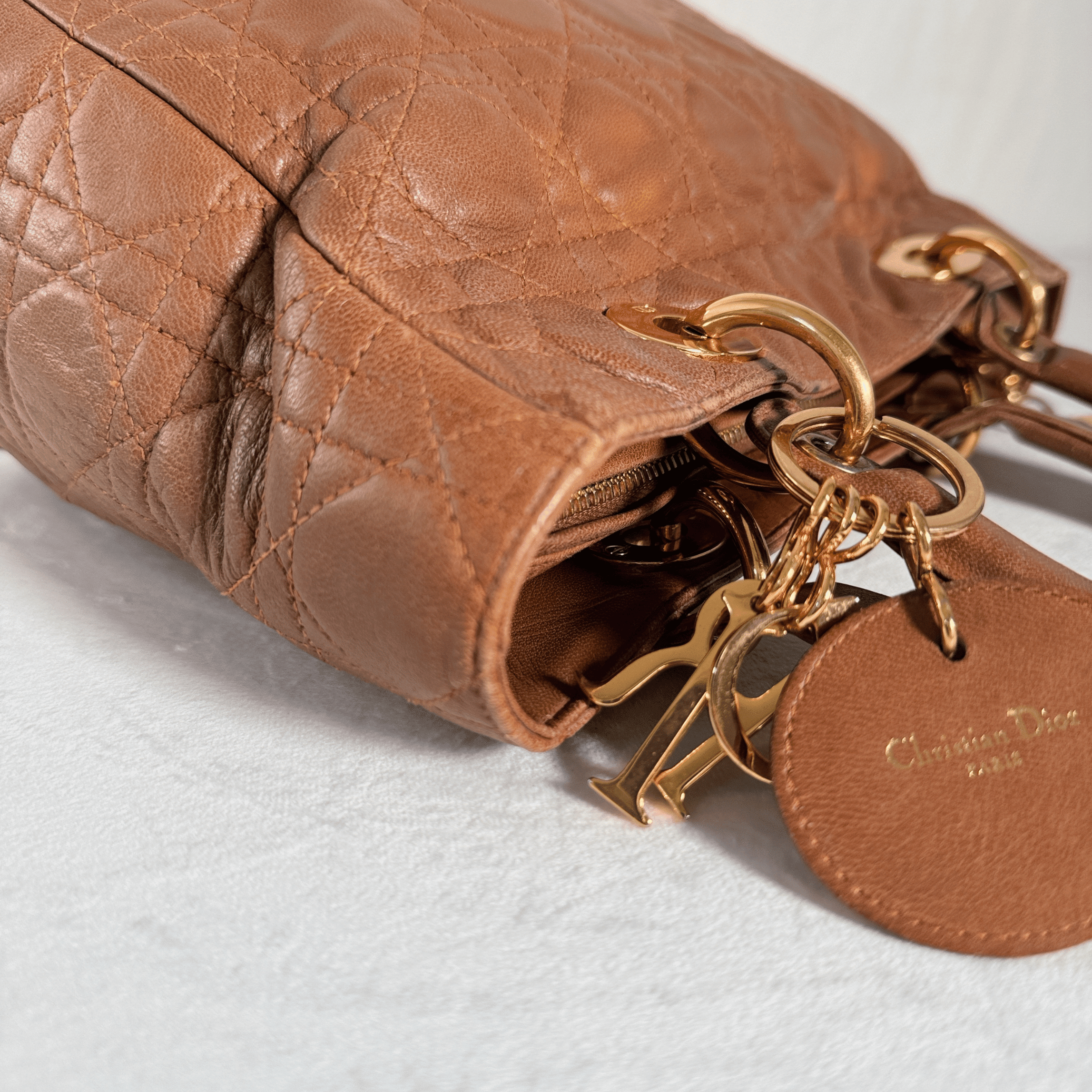 SAC CHRISTIAN DIOR LADY DIOR - CUIR AGNEAU CANNAGE CAMEL - La Belle Boutique