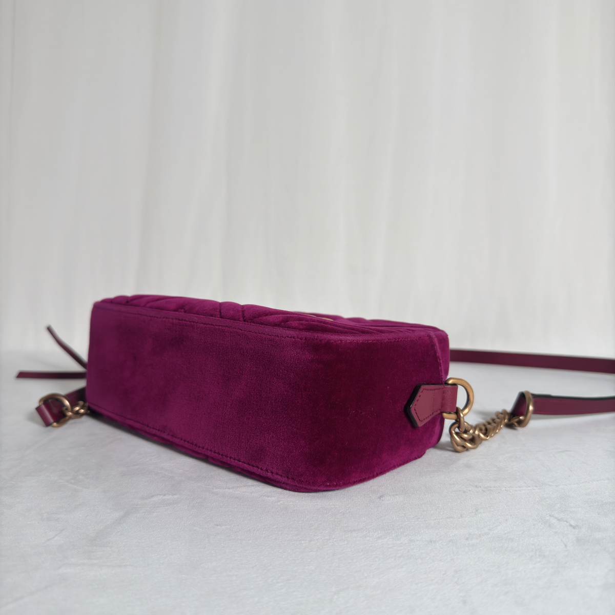GUCCI - GG MARMONT CAMERA SMALL - VELOURS MATELASSÉ FUCHSIA