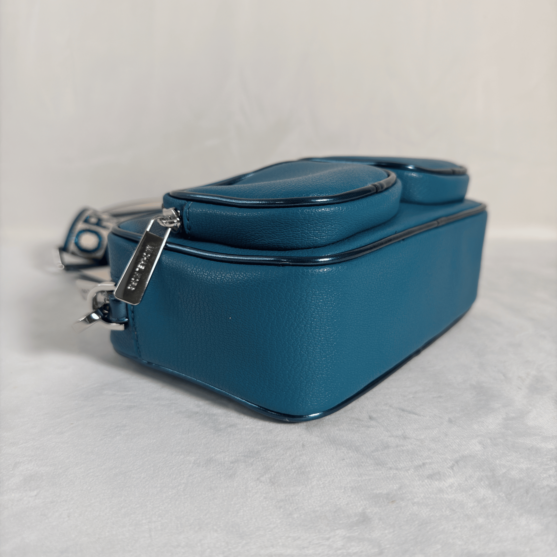 MICHAEL KORS BRYANT - CAMERA BAG + POCHETTE RONDE + MINI ETUI - La Belle Boutique
