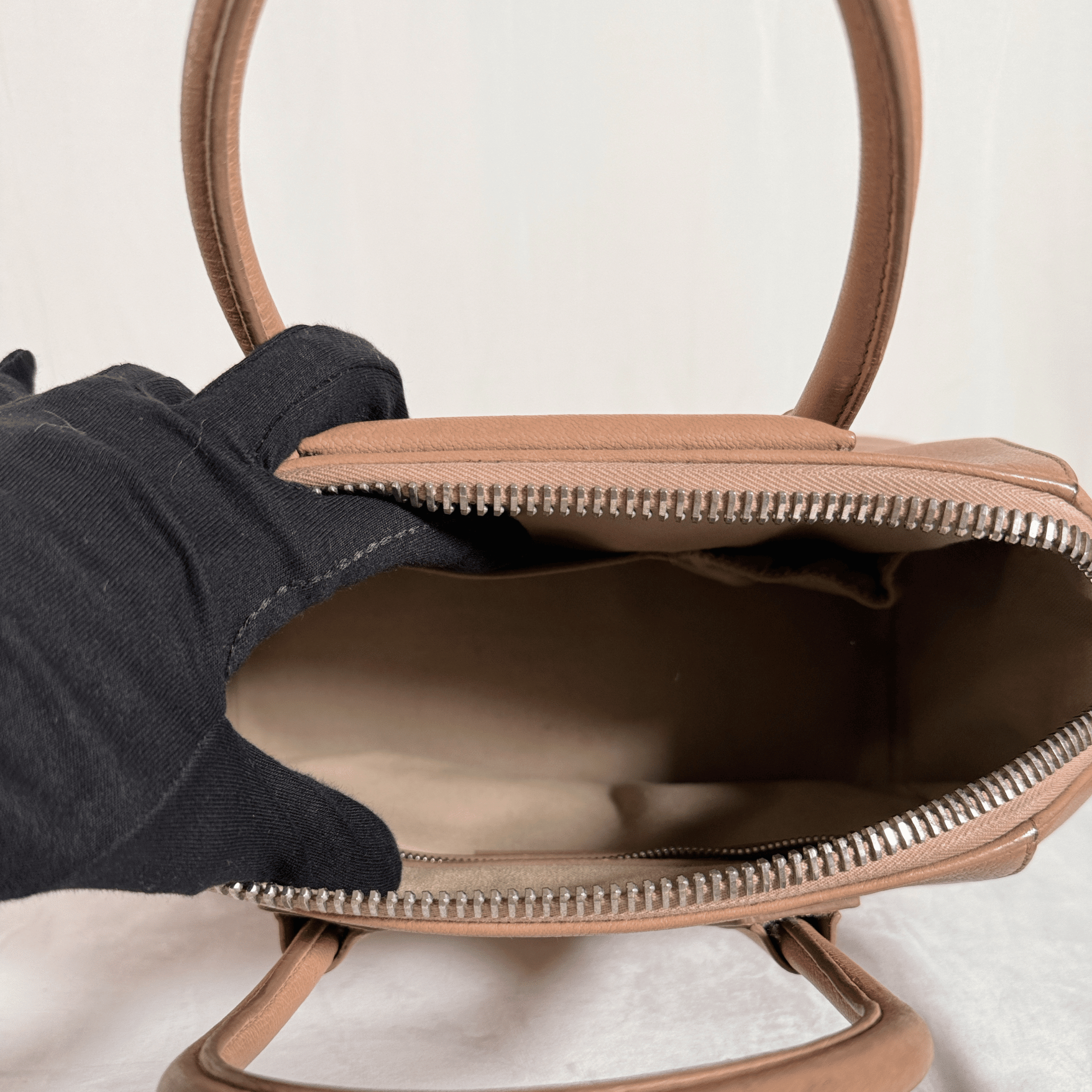 SAC GIVENCHY ANTIGONA MINI - CUIR GRAINE BEIGE/NUDE - La Belle Boutique