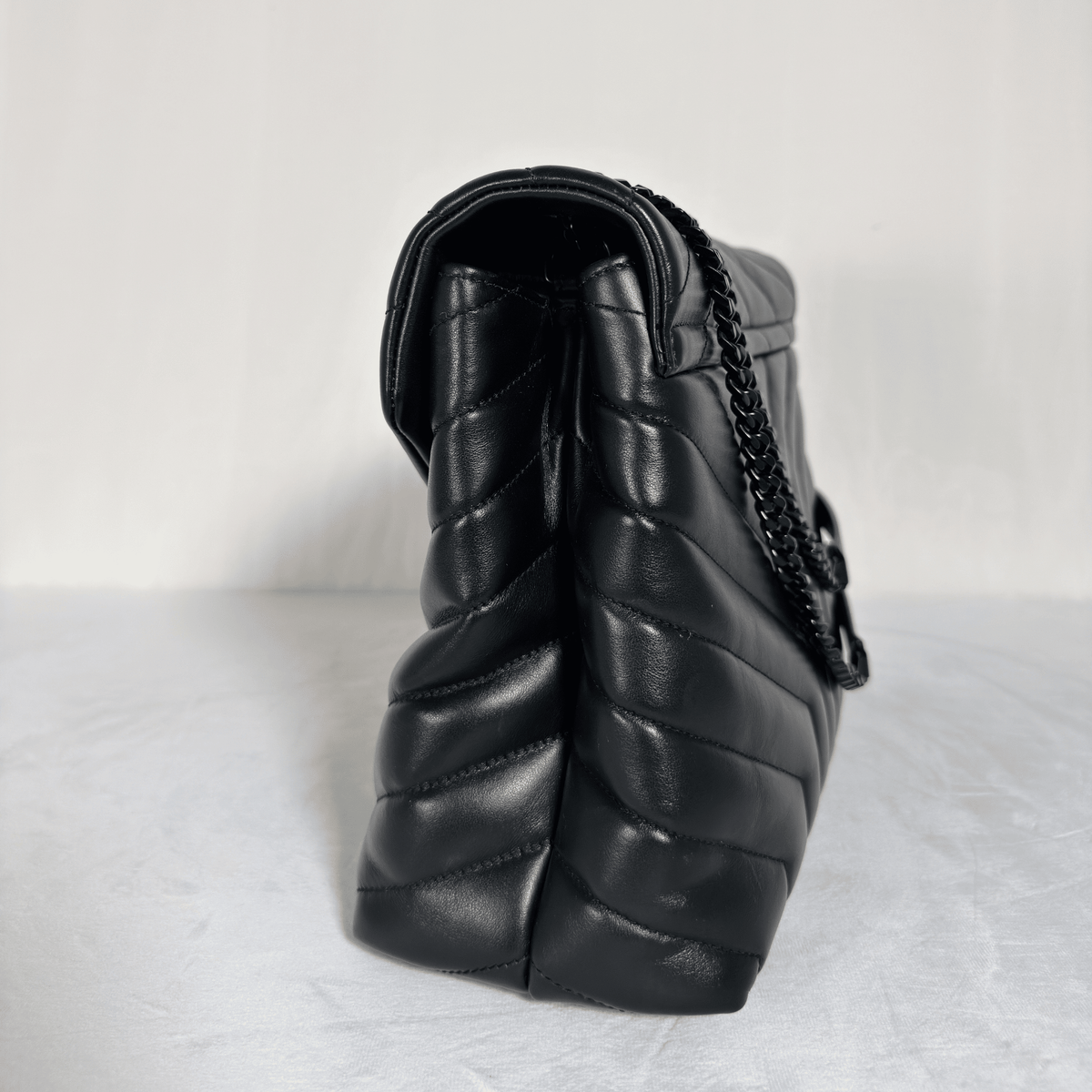 SAINT LAURENT - SAC LOULOU MOYEN - CUIR D'AGNEAU MATELASSÉ NOIR - BIJOUTERIE NOIRE - La Belle Boutique