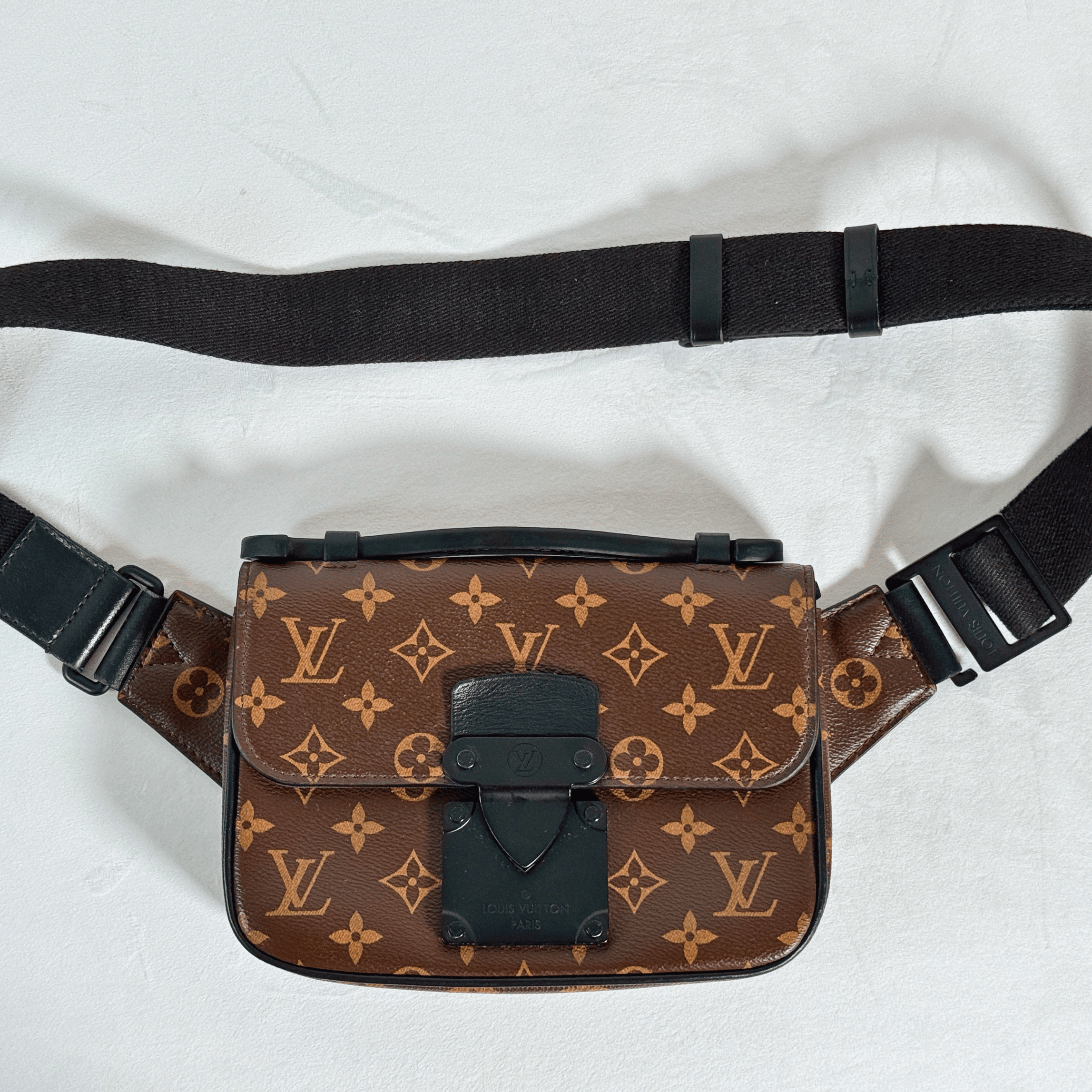 LOUIS VUITTON - S LOCK MESSENGER - TOILE MONOGRAM MACASSAR - La Belle Boutique