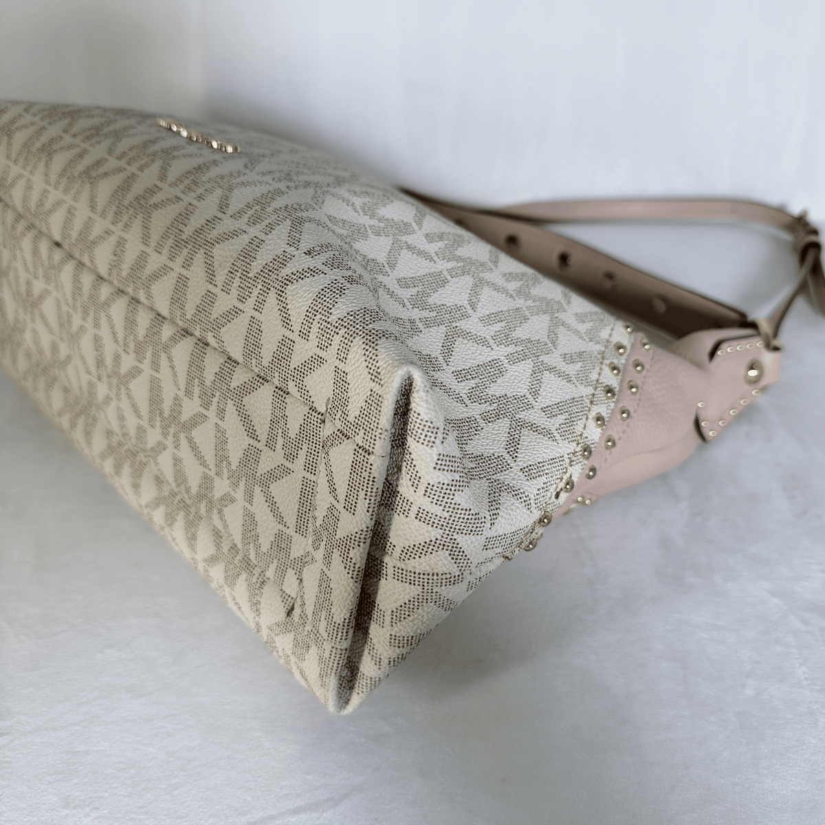 MICHAEL KORS - ARIA - TOILE MONOGRAMME VANILLE ET CUIR ROSE POUDRE - CLOUTE